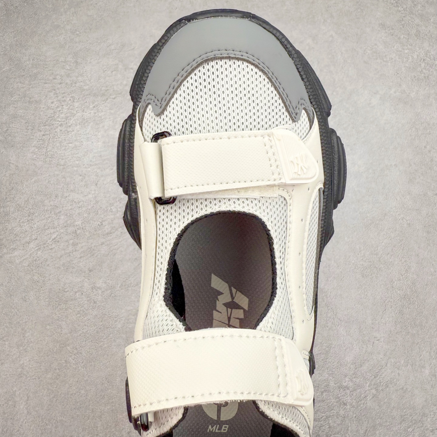 图片[4]-MLB 纽约洋基队 NY 百搭舒适耐磨溯溪鞋 MLB是韩国F&F旗下潮流服装品牌，拥有150年历史的经典传统，是街头文化和国际生活方式的领导者。MLB拥有包括男装、女装、童装、配饰在内的全品类服饰，提供覆盖各性别、各年龄层、From Head to Toe的穿搭装备。其产品结合了韩国的时尚造型与质感，展现了运动服饰也可以兼具时尚潮流的风格。在产品设计上，MLB不仅融合了美国职业棒球大联盟的各当家球队，更结合了棒球运动中的各个元素。实拍调校N版已经零色差零失真 百分百还原实物色彩所见即所得 不存在货不对板色差等低级问题 选购参考实物拍摄 不混卖不参货 只用心做好货严格选品 承诺混一赔十 尺码：36 36.5 37.5 38 38.5 39 40 40.5 41 42 42.5 43 44 44.5 45-选品中心