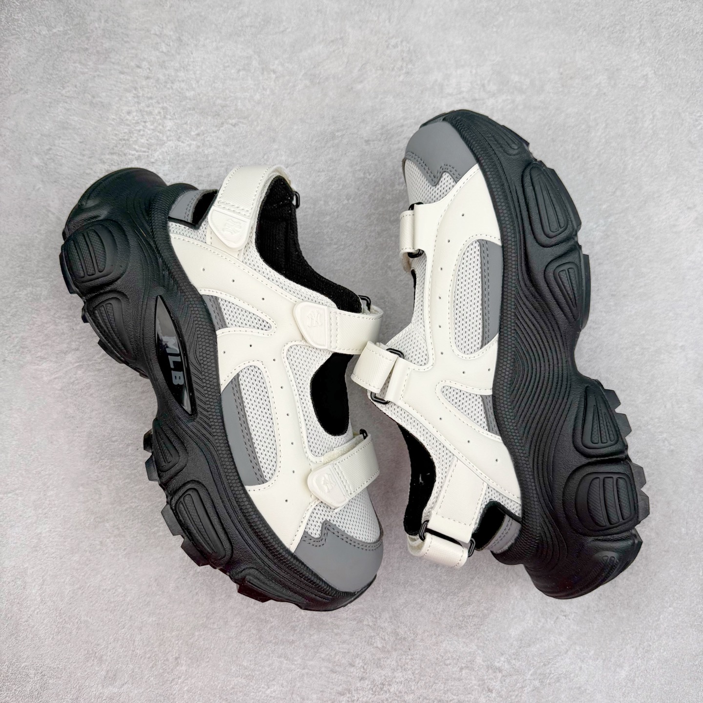 图片[3]-MLB 纽约洋基队 NY 百搭舒适耐磨溯溪鞋 MLB是韩国F&F旗下潮流服装品牌，拥有150年历史的经典传统，是街头文化和国际生活方式的领导者。MLB拥有包括男装、女装、童装、配饰在内的全品类服饰，提供覆盖各性别、各年龄层、From Head to Toe的穿搭装备。其产品结合了韩国的时尚造型与质感，展现了运动服饰也可以兼具时尚潮流的风格。在产品设计上，MLB不仅融合了美国职业棒球大联盟的各当家球队，更结合了棒球运动中的各个元素。实拍调校N版已经零色差零失真 百分百还原实物色彩所见即所得 不存在货不对板色差等低级问题 选购参考实物拍摄 不混卖不参货 只用心做好货严格选品 承诺混一赔十 尺码：36 36.5 37.5 38 38.5 39 40 40.5 41 42 42.5 43 44 44.5 45-选品中心