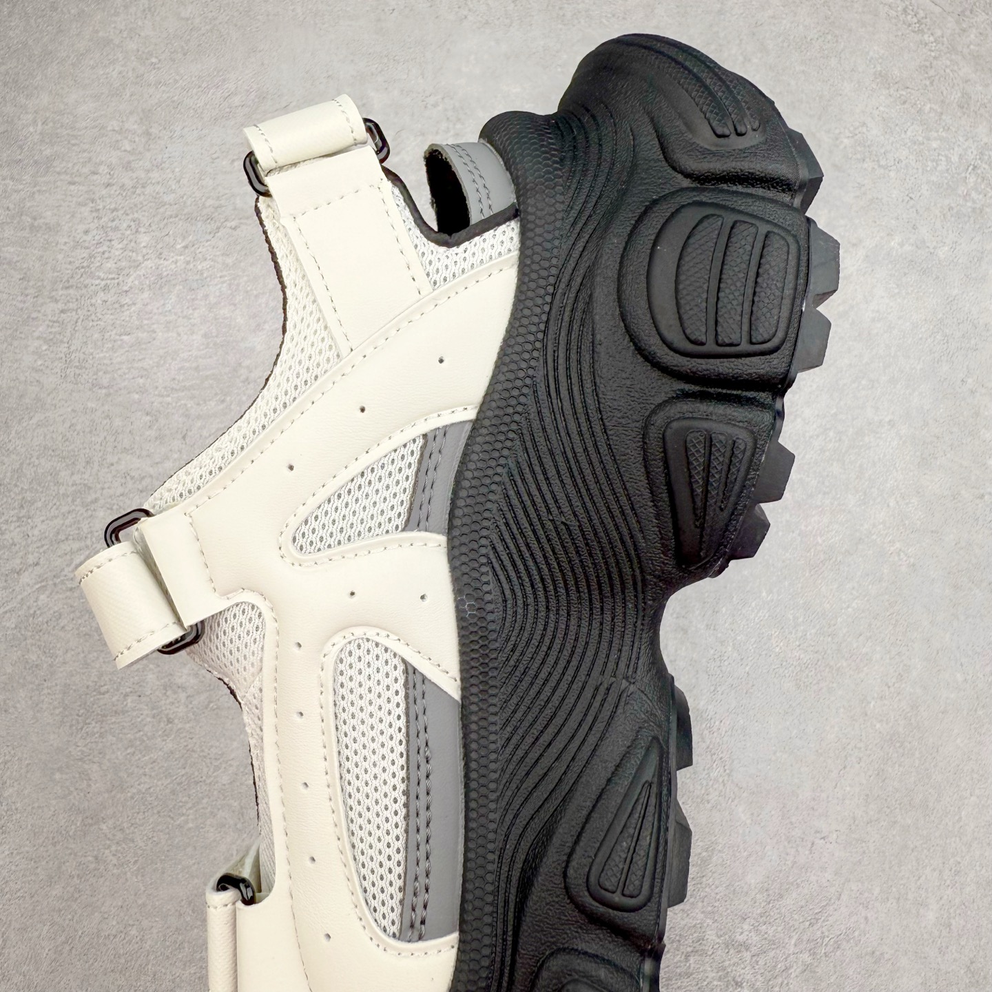 图片[7]-MLB 纽约洋基队 NY 百搭舒适耐磨溯溪鞋 MLB是韩国F&F旗下潮流服装品牌，拥有150年历史的经典传统，是街头文化和国际生活方式的领导者。MLB拥有包括男装、女装、童装、配饰在内的全品类服饰，提供覆盖各性别、各年龄层、From Head to Toe的穿搭装备。其产品结合了韩国的时尚造型与质感，展现了运动服饰也可以兼具时尚潮流的风格。在产品设计上，MLB不仅融合了美国职业棒球大联盟的各当家球队，更结合了棒球运动中的各个元素。实拍调校N版已经零色差零失真 百分百还原实物色彩所见即所得 不存在货不对板色差等低级问题 选购参考实物拍摄 不混卖不参货 只用心做好货严格选品 承诺混一赔十 尺码：36 36.5 37.5 38 38.5 39 40 40.5 41 42 42.5 43 44 44.5 45-选品中心