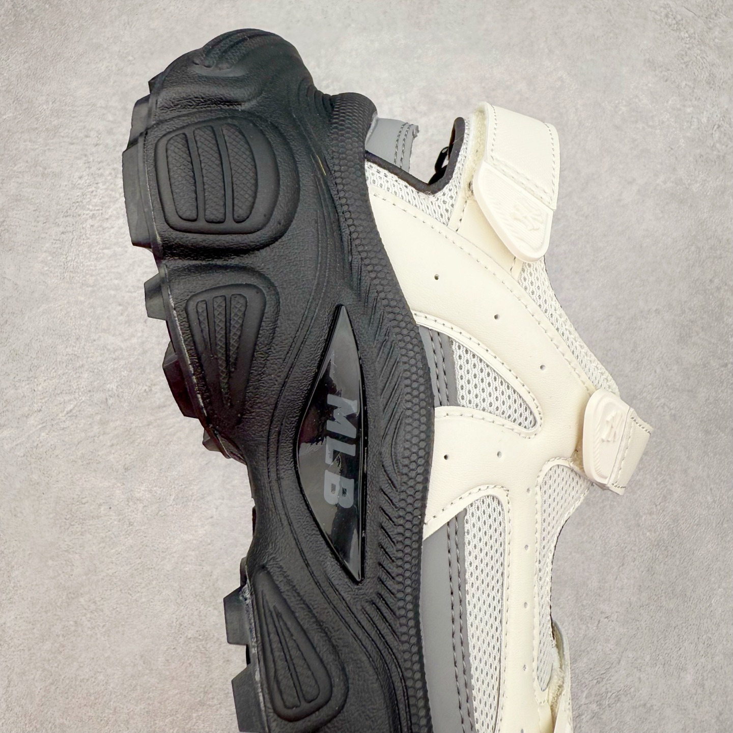 图片[6]-MLB 纽约洋基队 NY 百搭舒适耐磨溯溪鞋 MLB是韩国F&F旗下潮流服装品牌，拥有150年历史的经典传统，是街头文化和国际生活方式的领导者。MLB拥有包括男装、女装、童装、配饰在内的全品类服饰，提供覆盖各性别、各年龄层、From Head to Toe的穿搭装备。其产品结合了韩国的时尚造型与质感，展现了运动服饰也可以兼具时尚潮流的风格。在产品设计上，MLB不仅融合了美国职业棒球大联盟的各当家球队，更结合了棒球运动中的各个元素。实拍调校N版已经零色差零失真 百分百还原实物色彩所见即所得 不存在货不对板色差等低级问题 选购参考实物拍摄 不混卖不参货 只用心做好货严格选品 承诺混一赔十 尺码：36 36.5 37.5 38 38.5 39 40 40.5 41 42 42.5 43 44 44.5 45-选品中心