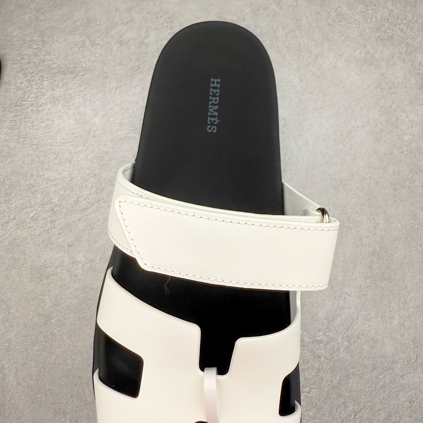 图片[5]-＃零售版 HERMES 爱马仕 Chypre 平底一字拖鞋 经典系列2025 最新经典款拖鞋 经典皮面/呢绒/牛津面 今年绝比小爆款系列 高端零售可主推款。原版一比一开发 专柜正品以发售 平台开始预售已上架，Zp 7000-10000+ 总计20个配色 首批3个配色已出货 大家放心选购 品质超赞👍 全鞋全真牛皮 私模独立开发原大底 市场独家 压花工艺 几乎接近一致 全套专柜一致包装。尺码：35 36 37 38 39 40 41 42 43 44 45 46-选品中心