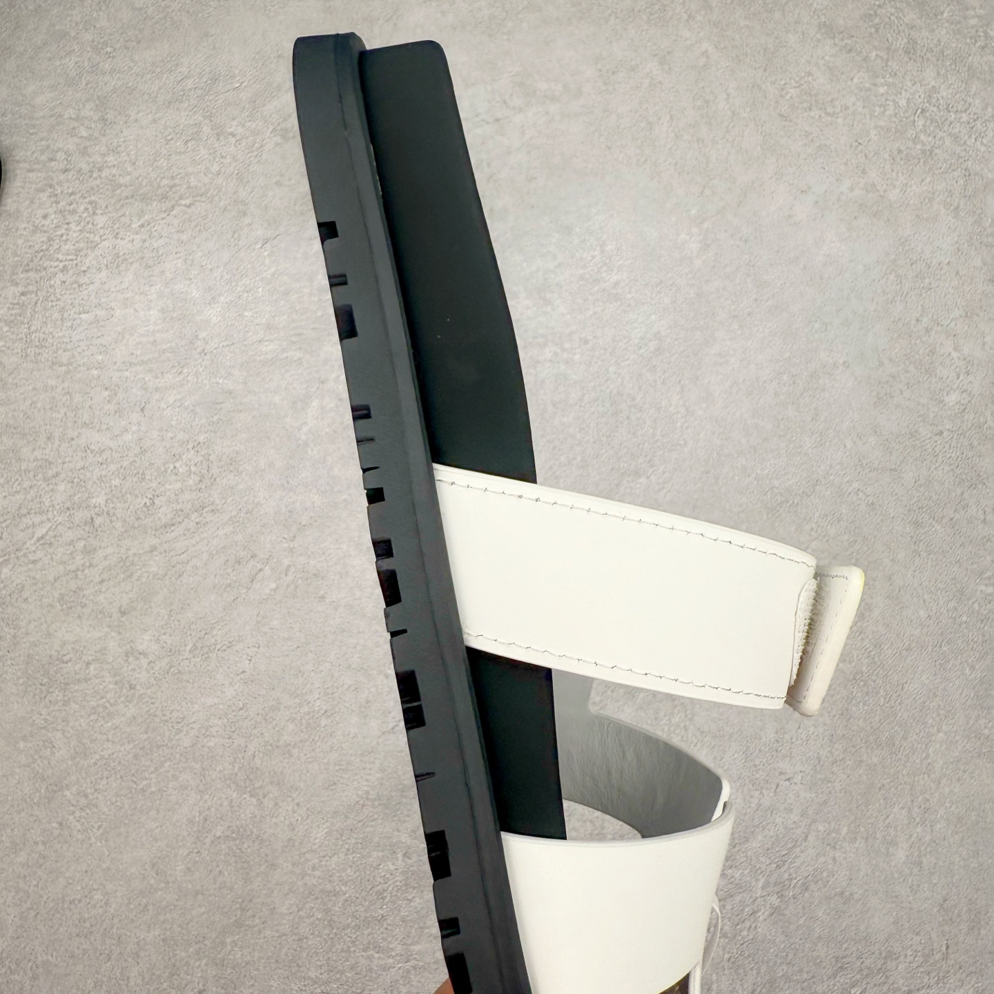 图片[6]-＃零售版 HERMES 爱马仕 Chypre 平底一字拖鞋 经典系列2025 最新经典款拖鞋 经典皮面/呢绒/牛津面 今年绝比小爆款系列 高端零售可主推款。原版一比一开发 专柜正品以发售 平台开始预售已上架，Zp 7000-10000+ 总计20个配色 首批3个配色已出货 大家放心选购 品质超赞👍 全鞋全真牛皮 私模独立开发原大底 市场独家 压花工艺 几乎接近一致 全套专柜一致包装。尺码：35 36 37 38 39 40 41 42 43 44 45 46-选品中心