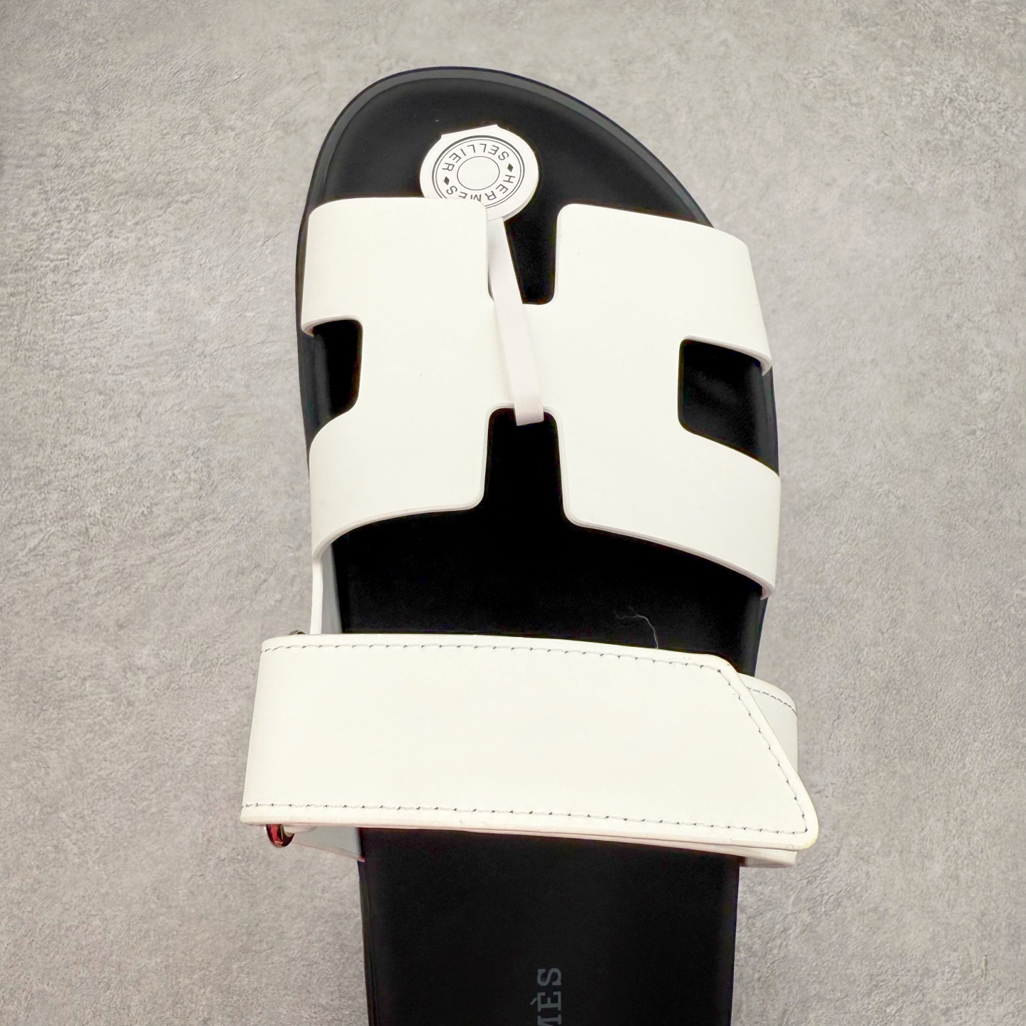 图片[4]-＃零售版 HERMES 爱马仕 Chypre 平底一字拖鞋 经典系列2025 最新经典款拖鞋 经典皮面/呢绒/牛津面 今年绝比小爆款系列 高端零售可主推款。原版一比一开发 专柜正品以发售 平台开始预售已上架，Zp 7000-10000+ 总计20个配色 首批3个配色已出货 大家放心选购 品质超赞👍 全鞋全真牛皮 私模独立开发原大底 市场独家 压花工艺 几乎接近一致 全套专柜一致包装。尺码：35 36 37 38 39 40 41 42 43 44 45 46-选品中心