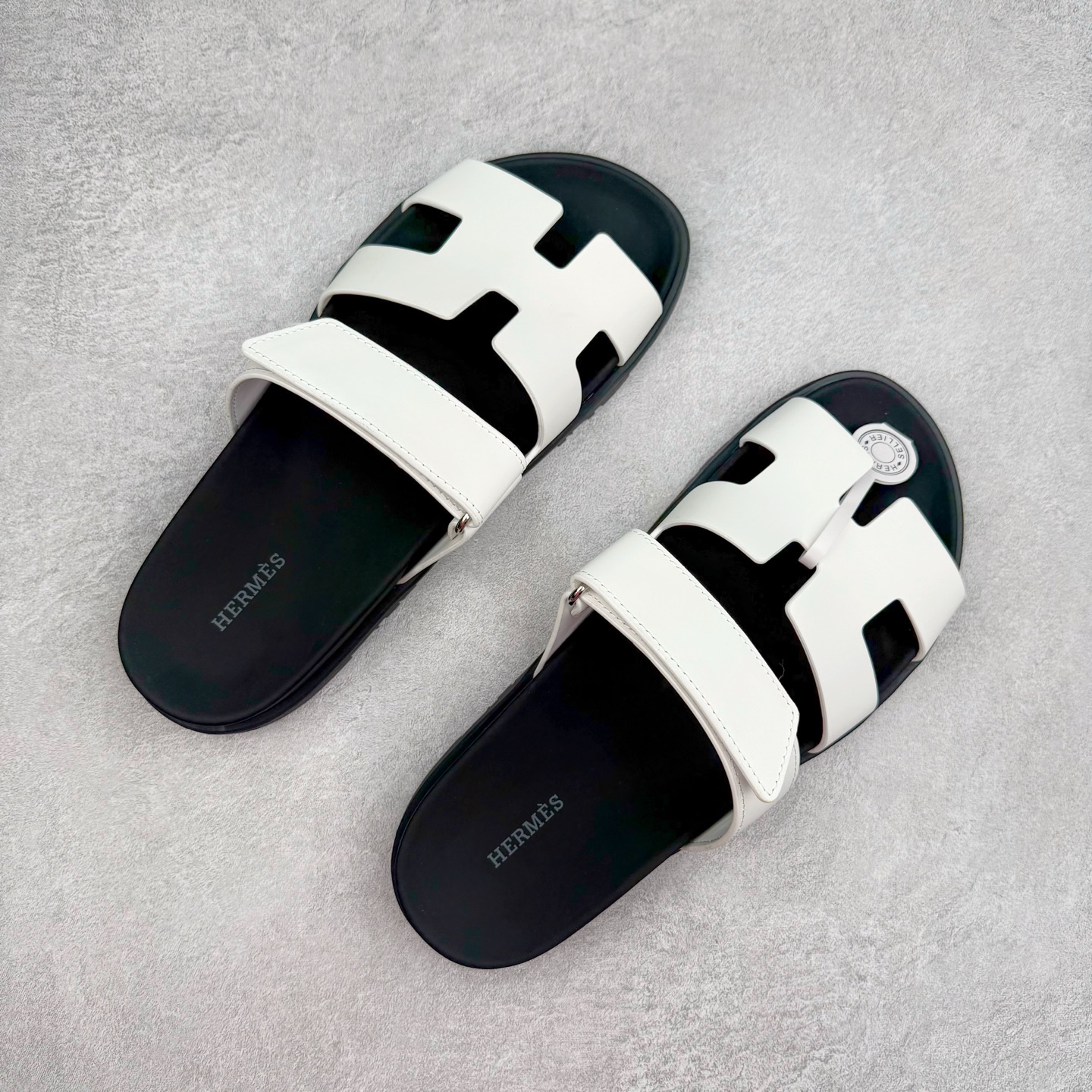 图片[3]-＃零售版 HERMES 爱马仕 Chypre 平底一字拖鞋 经典系列2025 最新经典款拖鞋 经典皮面/呢绒/牛津面 今年绝比小爆款系列 高端零售可主推款。原版一比一开发 专柜正品以发售 平台开始预售已上架，Zp 7000-10000+ 总计20个配色 首批3个配色已出货 大家放心选购 品质超赞👍 全鞋全真牛皮 私模独立开发原大底 市场独家 压花工艺 几乎接近一致 全套专柜一致包装。尺码：35 36 37 38 39 40 41 42 43 44 45 46-选品中心