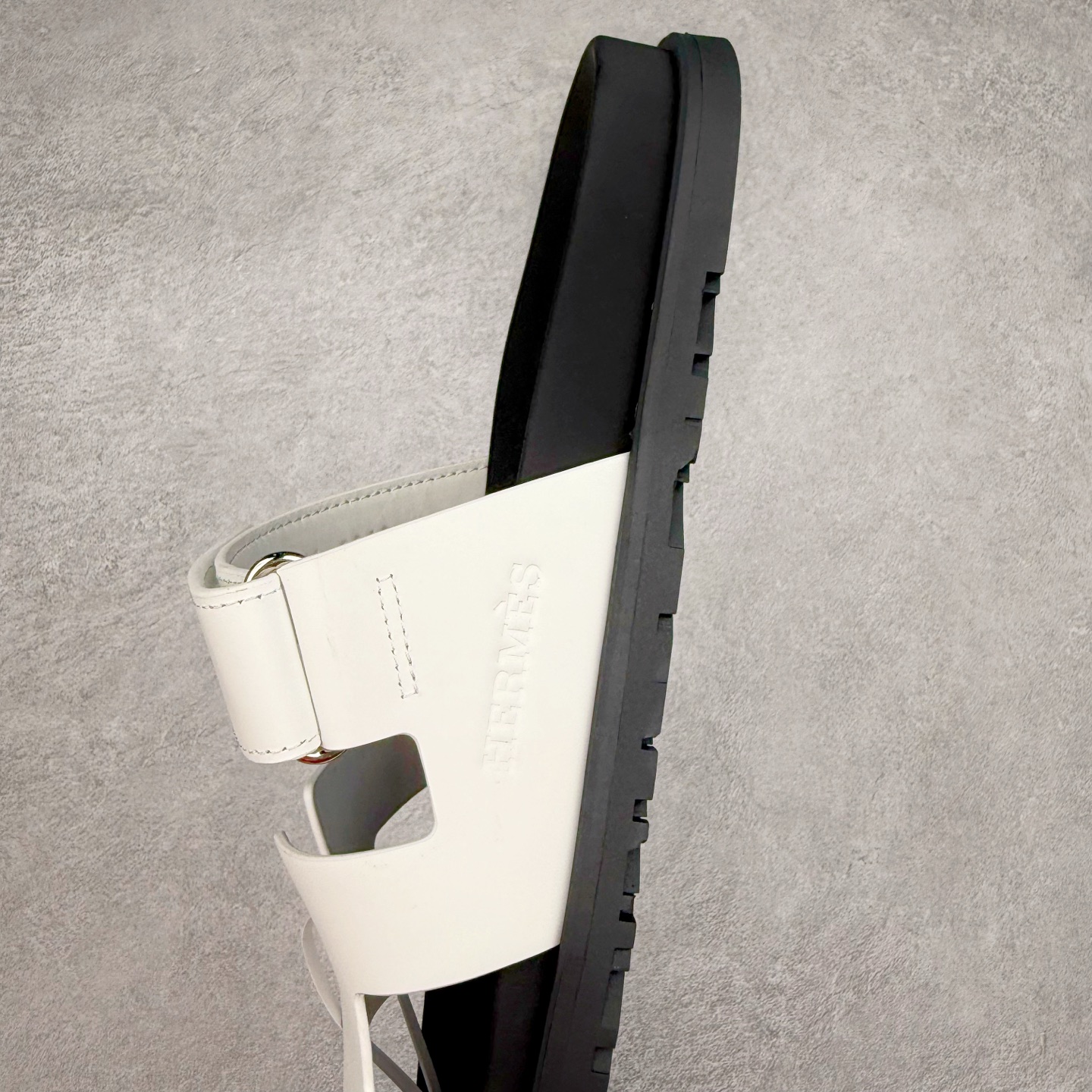 图片[7]-＃零售版 HERMES 爱马仕 Chypre 平底一字拖鞋 经典系列2025 最新经典款拖鞋 经典皮面/呢绒/牛津面 今年绝比小爆款系列 高端零售可主推款。原版一比一开发 专柜正品以发售 平台开始预售已上架，Zp 7000-10000+ 总计20个配色 首批3个配色已出货 大家放心选购 品质超赞👍 全鞋全真牛皮 私模独立开发原大底 市场独家 压花工艺 几乎接近一致 全套专柜一致包装。尺码：35 36 37 38 39 40 41 42 43 44 45 46-选品中心