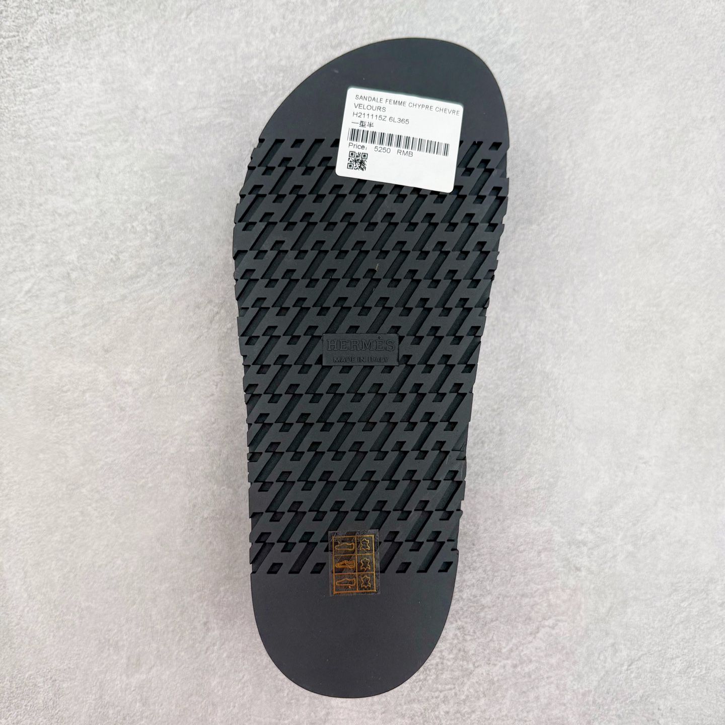 图片[9]-＃零售版 HERMES 爱马仕 Chypre 平底一字拖鞋 经典系列2025 最新经典款拖鞋 经典皮面/呢绒/牛津面 今年绝比小爆款系列 高端零售可主推款。原版一比一开发 专柜正品以发售 平台开始预售已上架，Zp 7000-10000+ 总计20个配色 首批3个配色已出货 大家放心选购 品质超赞👍 全鞋全真牛皮 私模独立开发原大底 市场独家 压花工艺 几乎接近一致 全套专柜一致包装。尺码：35 36 37 38 39 40 41 42 43 44 45 46-选品中心