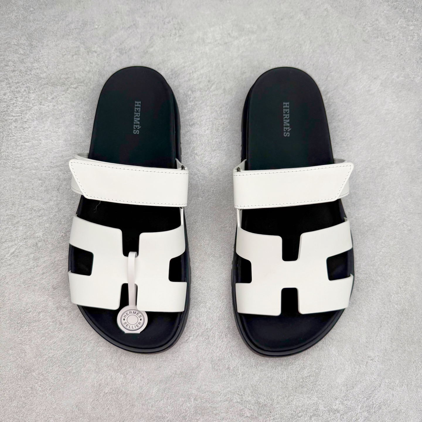 图片[2]-＃零售版 HERMES 爱马仕 Chypre 平底一字拖鞋 经典系列2025 最新经典款拖鞋 经典皮面/呢绒/牛津面 今年绝比小爆款系列 高端零售可主推款。原版一比一开发 专柜正品以发售 平台开始预售已上架，Zp 7000-10000+ 总计20个配色 首批3个配色已出货 大家放心选购 品质超赞👍 全鞋全真牛皮 私模独立开发原大底 市场独家 压花工艺 几乎接近一致 全套专柜一致包装。尺码：35 36 37 38 39 40 41 42 43 44 45 46-选品中心