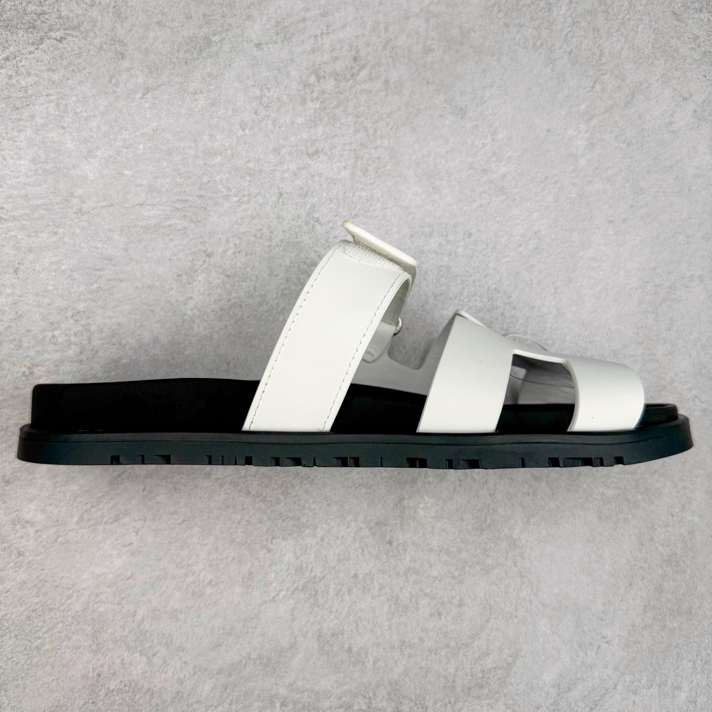 ＃零售版 HERMES 爱马仕 Chypre 平底一字拖鞋 经典系列2025 最新经典款拖鞋 经典皮面/呢绒/牛津面 今年绝比小爆款系列 高端零售可主推款。原版一比一开发 专柜正品以发售 平台开始预售已上架，Zp 7000-10000+ 总计20个配色 首批3个配色已出货 大家放心选购 品质超赞👍 全鞋全真牛皮 私模独立开发原大底 市场独家 压花工艺 几乎接近一致 全套专柜一致包装。尺码：35 36 37 38 39 40 41 42 43 44 45 46-选品中心