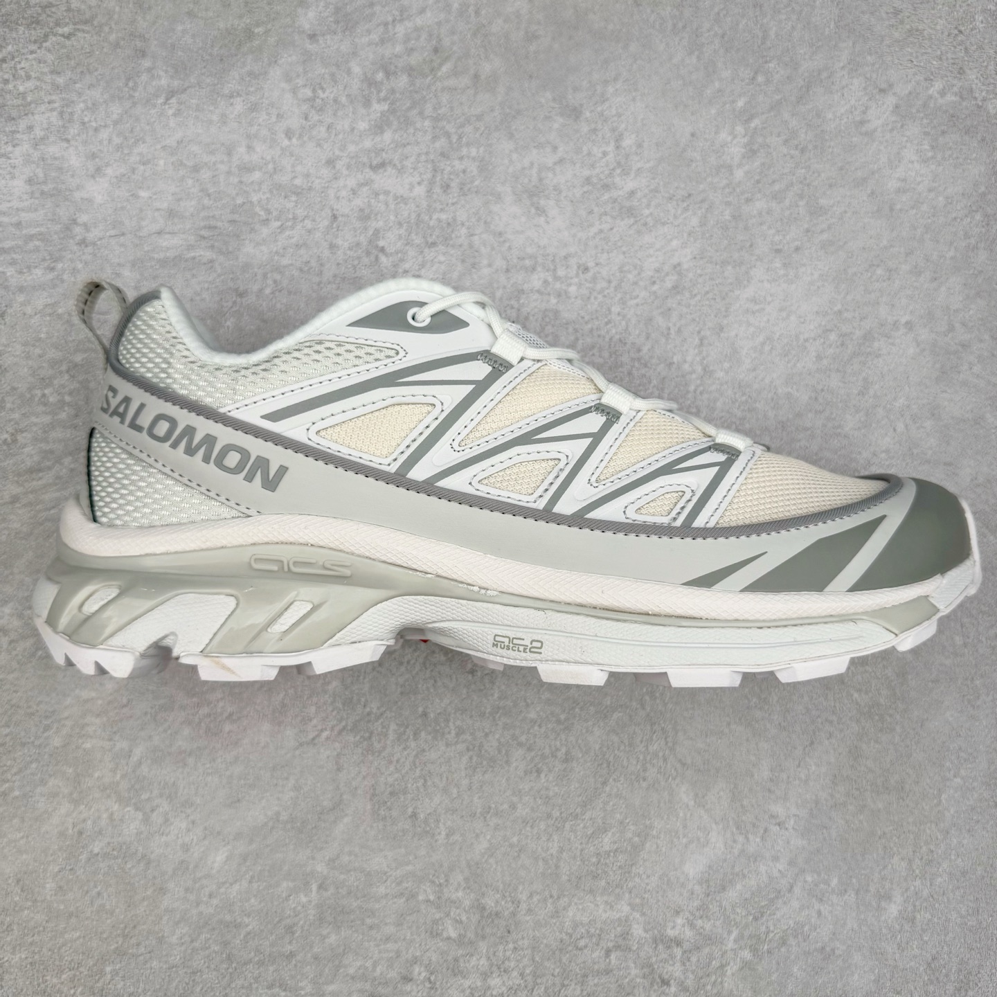 ＃纯原福利 Salomon 萨洛蒙 XT-6 复古机能户外跑鞋 这双XT-6 鞋面以锯齿状的包裹系统呈现 在黑色基底之下加入了各种色点缀 内嵌式的袜套设计与 Quicklace 系带系统一道 实现了立体包裹与精准贴合 结合 Contagrip 大底科技 让穿着者可以轻松驾驭户外与通勤下的任何运动生活场景 无缝鞋身户外随意纵横 颜值与脚感兼备 出街通勤 绝对非常吸睛 你值得拥有 尺码：36 36.5 37.5 38 38.5 39 40 40.5 41 42 42.5 43 44 44.5 45-选品中心