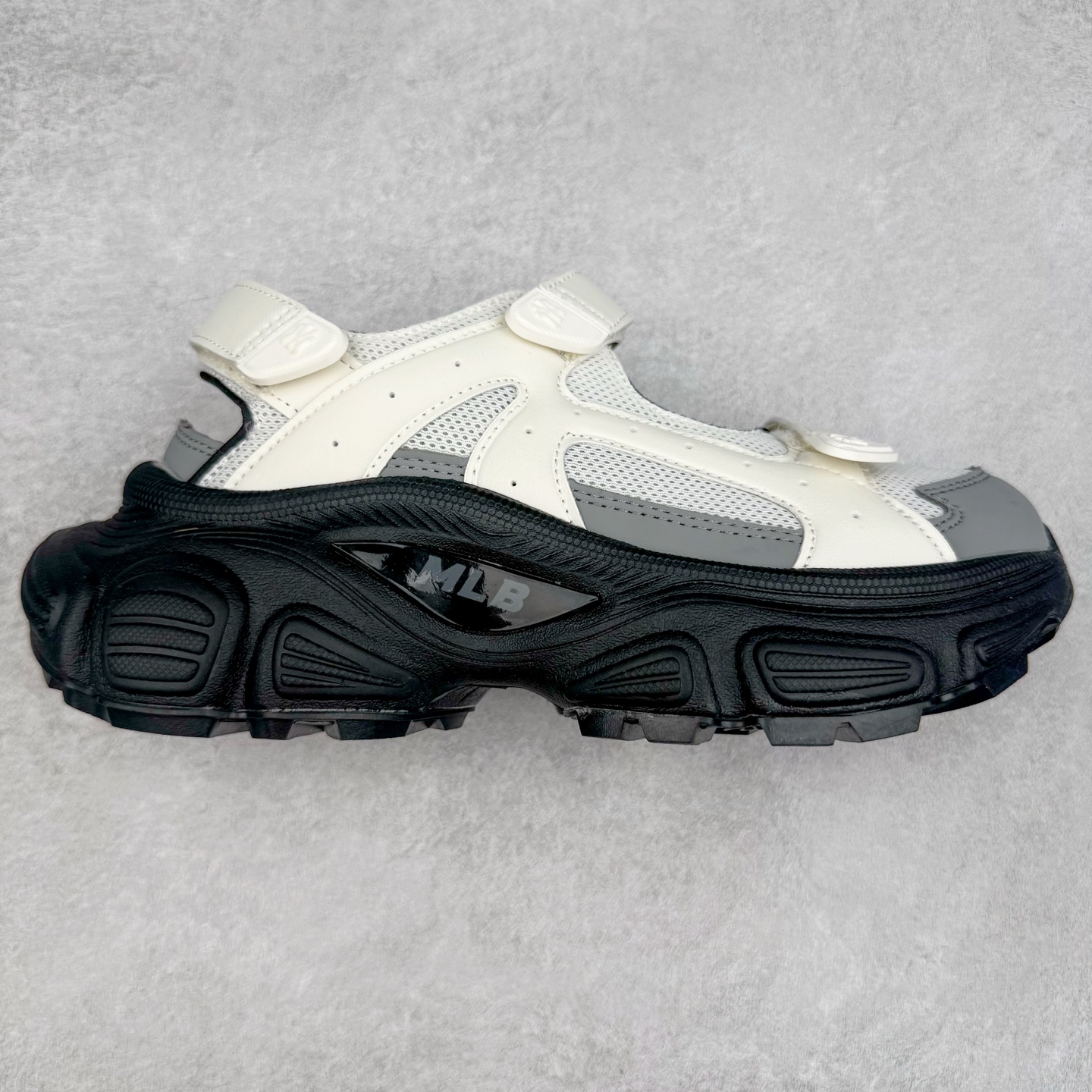 MLB 纽约洋基队 NY 百搭舒适耐磨溯溪鞋 MLB是韩国F&F旗下潮流服装品牌，拥有150年历史的经典传统，是街头文化和国际生活方式的领导者。MLB拥有包括男装、女装、童装、配饰在内的全品类服饰，提供覆盖各性别、各年龄层、From Head to Toe的穿搭装备。其产品结合了韩国的时尚造型与质感，展现了运动服饰也可以兼具时尚潮流的风格。在产品设计上，MLB不仅融合了美国职业棒球大联盟的各当家球队，更结合了棒球运动中的各个元素。实拍调校N版已经零色差零失真 百分百还原实物色彩所见即所得 不存在货不对板色差等低级问题 选购参考实物拍摄 不混卖不参货 只用心做好货严格选品 承诺混一赔十 尺码：36 36.5 37.5 38 38.5 39 40 40.5 41 42 42.5 43 44 44.5 45-选品中心