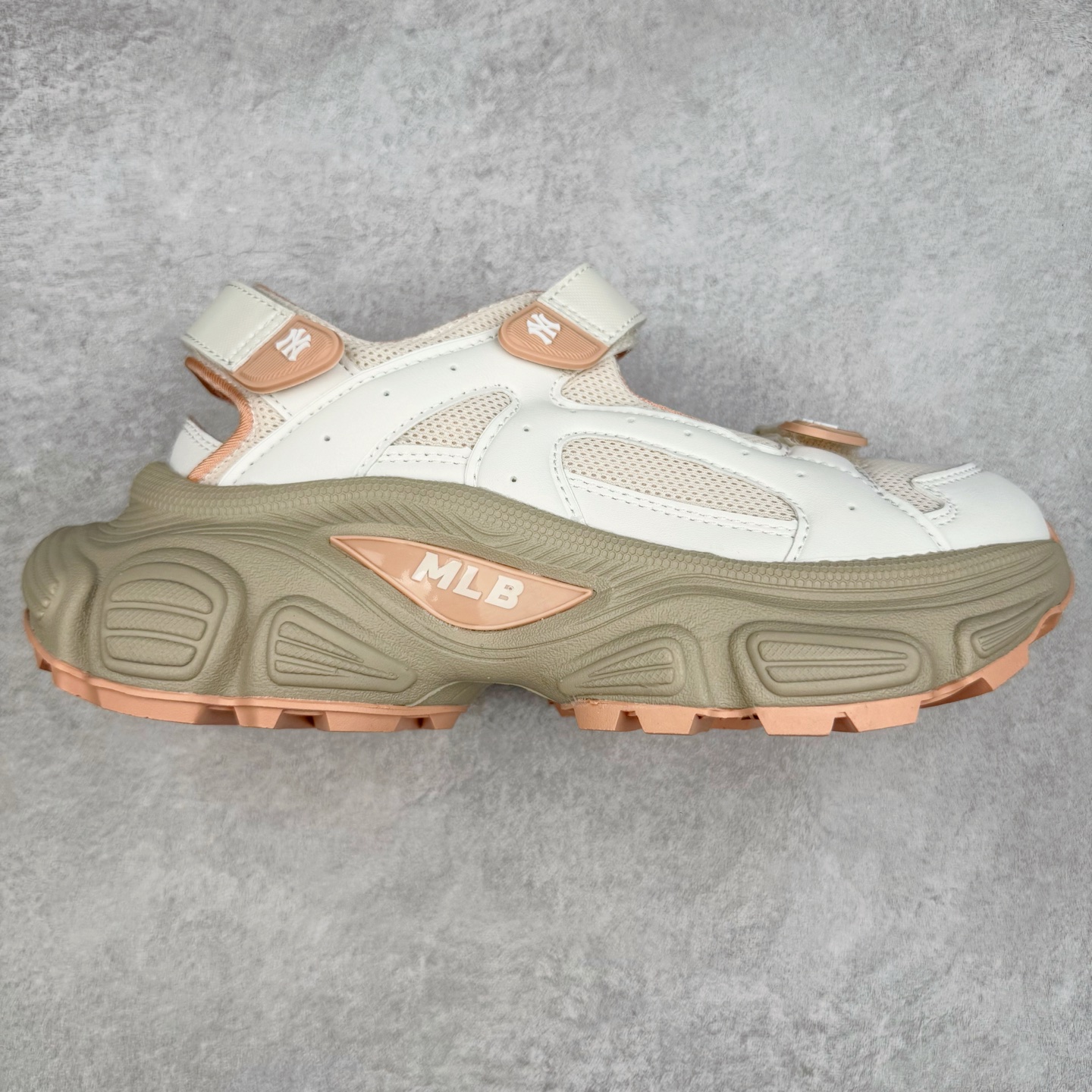 MLB 纽约洋基队 NY 百搭舒适耐磨溯溪鞋 MLB是韩国F&F旗下潮流服装品牌，拥有150年历史的经典传统，是街头文化和国际生活方式的领导者。MLB拥有包括男装、女装、童装、配饰在内的全品类服饰，提供覆盖各性别、各年龄层、From Head to Toe的穿搭装备。其产品结合了韩国的时尚造型与质感，展现了运动服饰也可以兼具时尚潮流的风格。在产品设计上，MLB不仅融合了美国职业棒球大联盟的各当家球队，更结合了棒球运动中的各个元素。实拍调校N版已经零色差零失真 百分百还原实物色彩所见即所得 不存在货不对板色差等低级问题 选购参考实物拍摄 不混卖不参货 只用心做好货严格选品 承诺混一赔十 尺码：36 36.5 37.5 38 38.5 39 40 40.5 41 42 42.5 43 44 44.5 45-选品中心