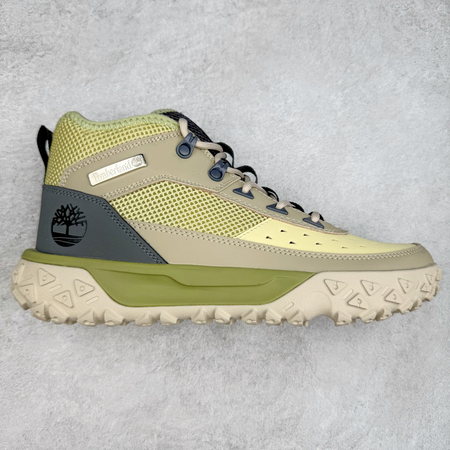 Timberland Greenstride Motion 6 添柏岚防滑耐磨低帮户外功能鞋 简约大方的造型设计，给人以随性休闲的时尚格调，穿着舒适轻便，运动灵活自如，满足日常个性穿搭。Timberland户外品牌最早成立于1918年的美国波士顿，它的成功故事就从第一双防水皮靴Yellow Boots开始。这双具备完全防水机能的靴子瞬间广受好评，他那独创又不失古典的款式，以及大胆使用黄色的崭新风格，吸引了广大消费者的目光。现今仍不改其原有风貌的这双黄靴，就是火遍全球的“大黄靴”。Timberland的高端工艺、实穿耐用等特点让他拥有绝对鞋界地位。尺码：40 41 41.5 42 43 43.5 44 44.5 45 45.5 46-选品中心