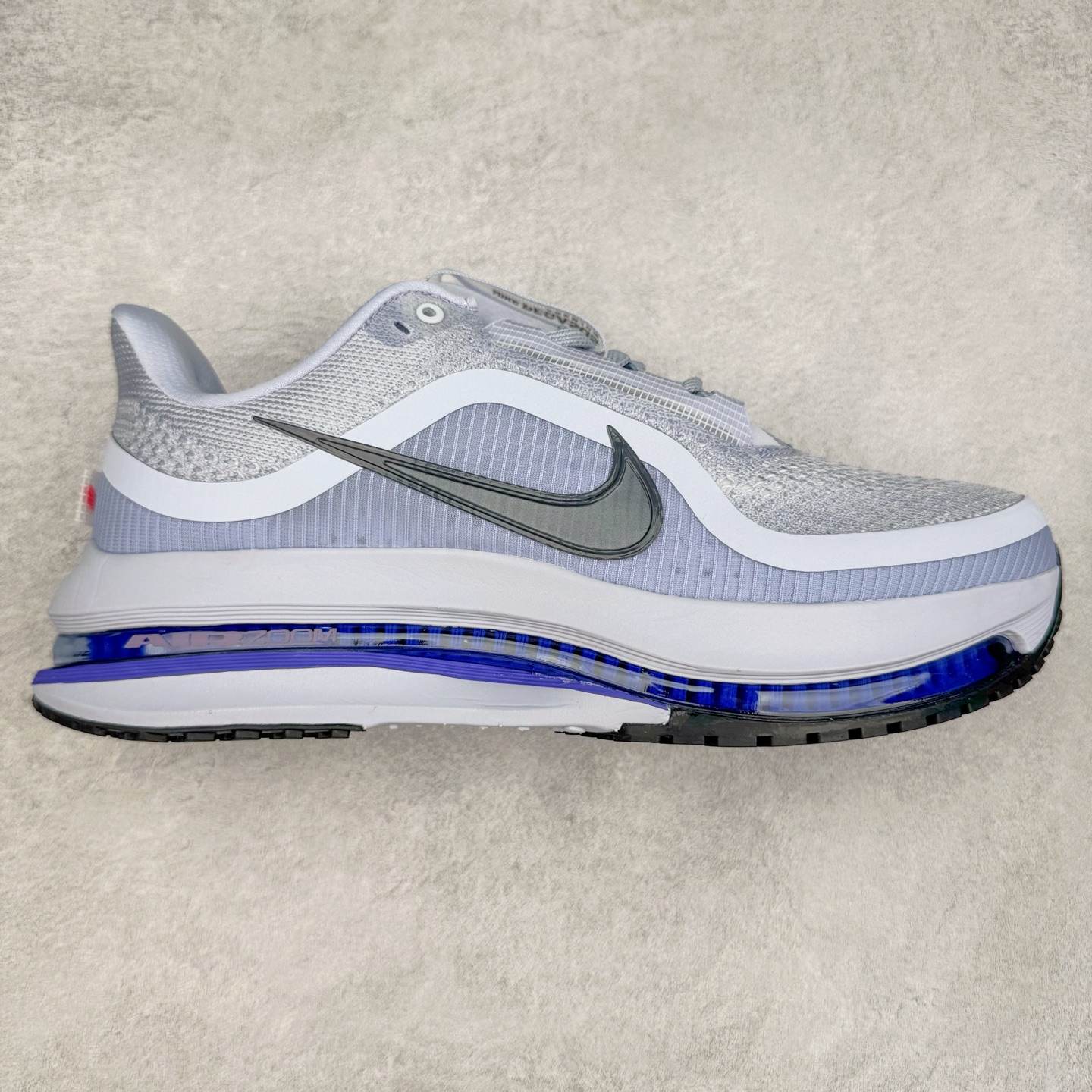 ＃纯原 NK Pegasus Premium 飞马全掌气垫跑步运动鞋 HQ2592-004 气垫的究极进化 NIKE 2025S 新王炸 • 在特有Air科技加持下，耐克带来全新Pegasus Premium。这款跑鞋在传承耐克飞马（Pegasus）系列标志性的缓震功能的同时，将首次搭载耐克的塑型可视化Air Zoom气垫单元。• 塑型Air Zoom气垫单元贴合脚部的自然轮廓，帮助跑者在从后跟到脚趾的过渡中能够有效传递力量，带来一种前所未有的轻盈、顺畅回馈体验。中底采用ZoomX泡绵，后跟则使用ReactX泡绵，为跑者提供稳定流畅的推进感。• 塑型可视化Air Zoom气垫单元和精心配置的泡绵组合，让Pegasus Premium成为耐克飞马系列中颇具能量回馈的鞋款。• 全新Pegasus Premium不仅展示了耐克势头强劲的创新周期，证明了其特有的Air科技的强大实力，更体现了耐克倾听和服务运动员的能力。尺码：36 36.5 37.5 38 38.5 39 40 40.5 41 42 42.5 43 44 44.5 45-选品中心