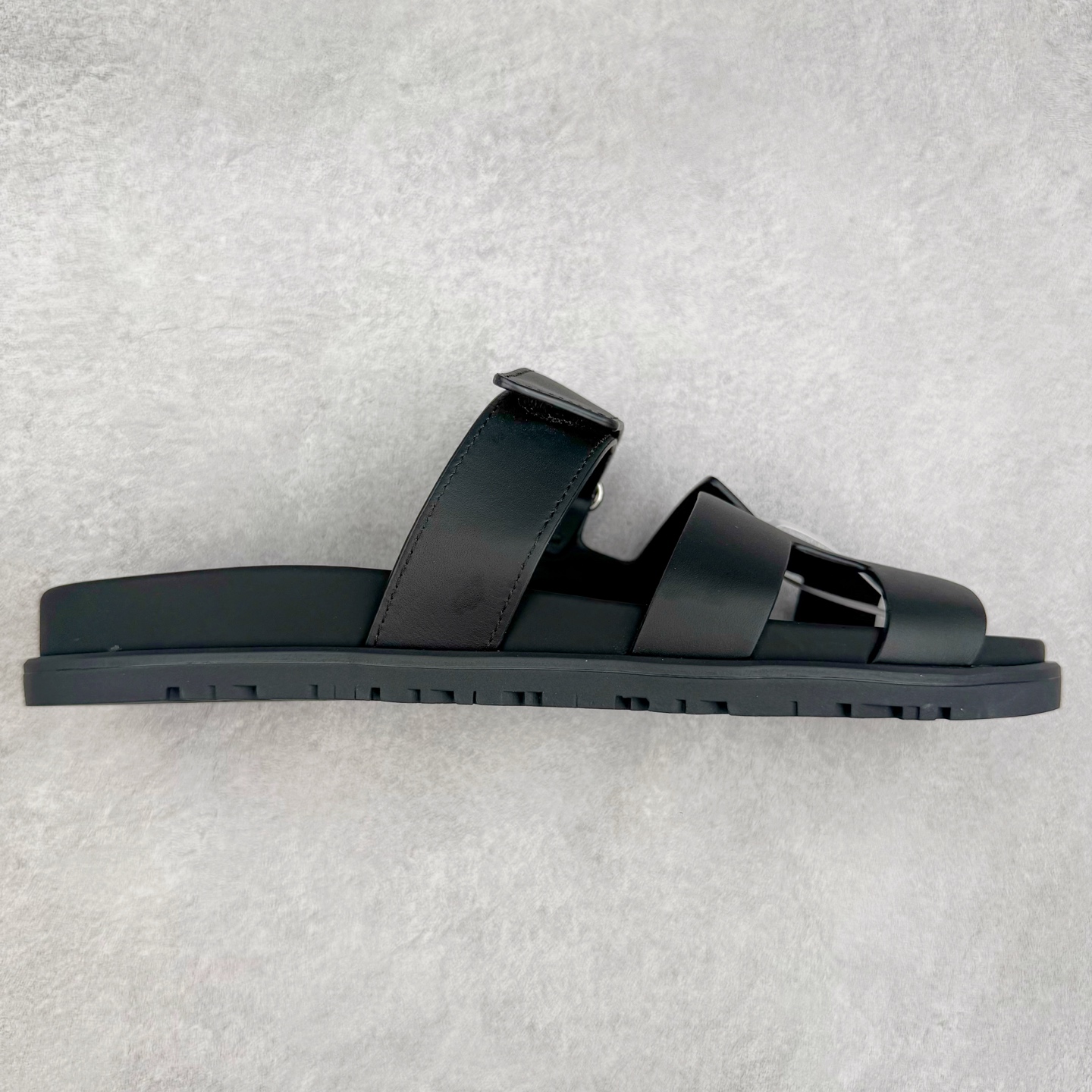 ＃零售版 HERMES 爱马仕 Chypre 平底一字拖鞋 经典系列2025 最新经典款拖鞋 经典皮面/呢绒/牛津面 今年绝比小爆款系列 高端零售可主推款。原版一比一开发 专柜正品以发售 平台开始预售已上架，Zp 7000-10000+ 总计20个配色 首批3个配色已出货 大家放心选购 品质超赞👍 全鞋全真牛皮 私模独立开发原大底 市场独家 压花工艺 几乎接近一致 全套专柜一致包装。尺码：35 36 37 38 39 40 41 42 43 44 45 46-选品中心