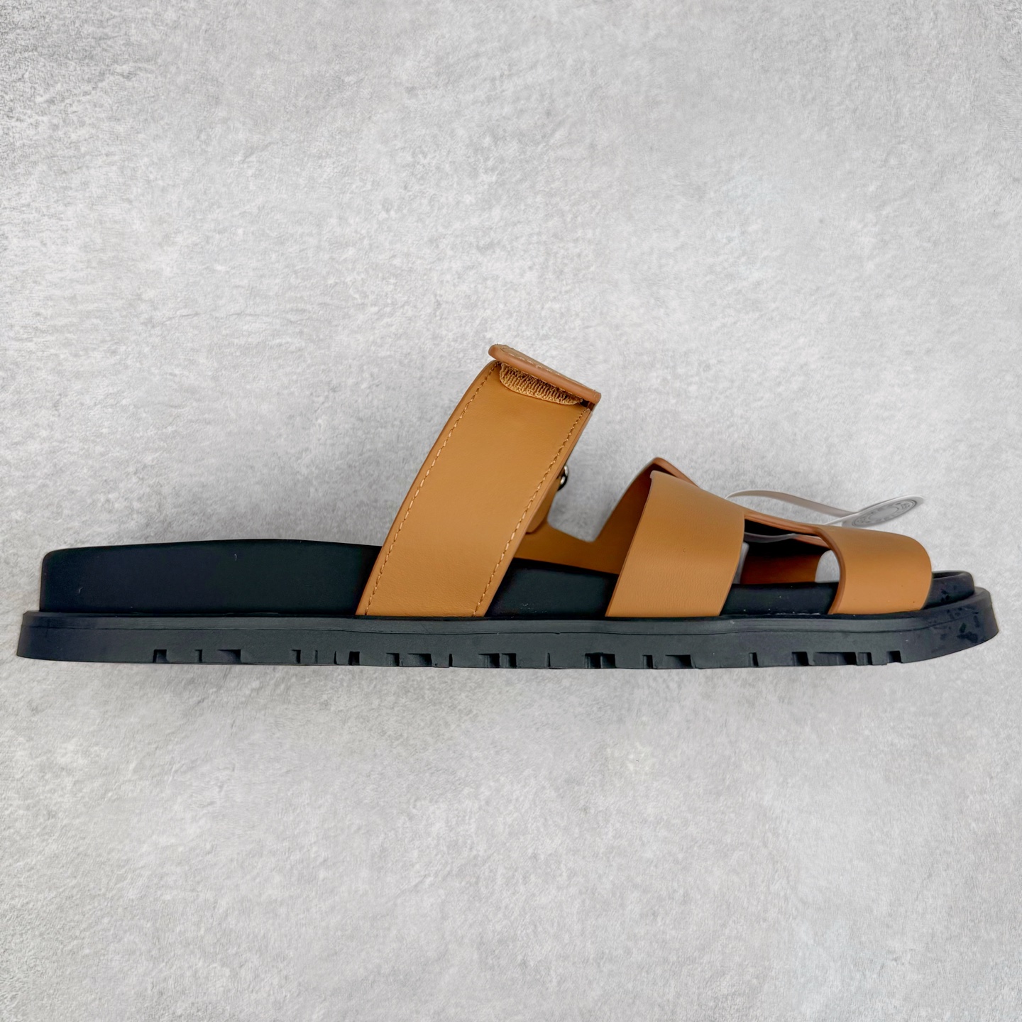 ＃零售版 HERMES 爱马仕 Chypre 平底一字拖鞋 经典系列2025 最新经典款拖鞋 经典皮面/呢绒/牛津面 今年绝比小爆款系列 高端零售可主推款。原版一比一开发 专柜正品以发售 平台开始预售已上架，Zp 7000-10000+ 总计20个配色 首批3个配色已出货 大家放心选购 品质超赞👍 全鞋全真牛皮 私模独立开发原大底 市场独家 压花工艺 几乎接近一致 全套专柜一致包装。尺码：35 36 37 38 39 40 41 42 43 44 45 46-选品中心