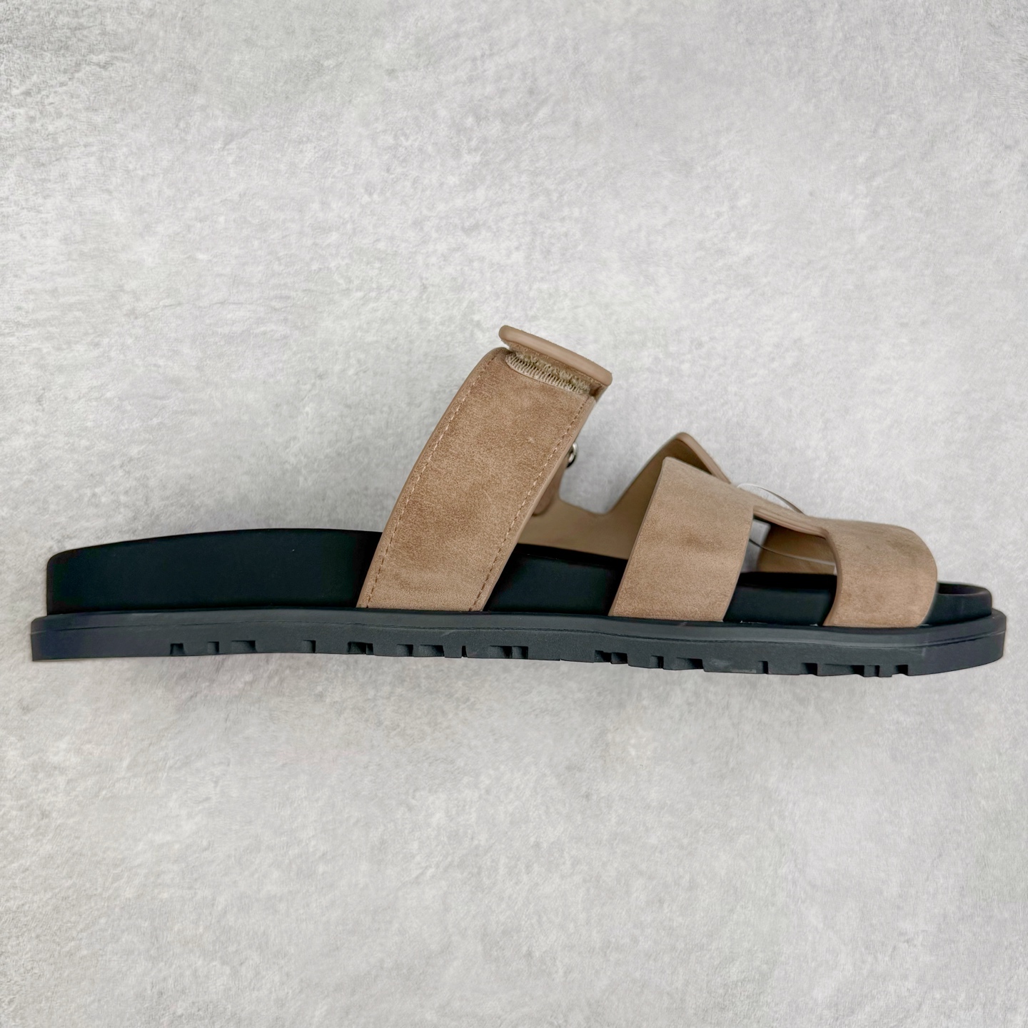 ＃零售版 HERMES 爱马仕 Chypre 平底一字拖鞋 经典系列2025 最新经典款拖鞋 经典皮面/呢绒/牛津面 今年绝比小爆款系列 高端零售可主推款。原版一比一开发 专柜正品以发售 平台开始预售已上架，Zp 7000-10000+ 总计20个配色 首批3个配色已出货 大家放心选购 品质超赞👍 全鞋全真牛皮 私模独立开发原大底 市场独家 压花工艺 几乎接近一致 全套专柜一致包装。尺码：35 36 37 38 39 40 41 42 43 44 45 46-选品中心