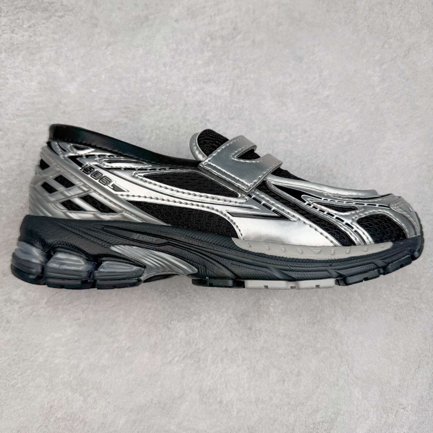 JUNYA WATANABE x New Balance NB 1906R 新百伦联名款舒适百搭防滑低帮生活休闲鞋乐福鞋 Junya Watanabe 和 New Balance 再次联手，推出了全新的合作款——1906 Loafer。这款跨越运动鞋与皮鞋界限的设计。设计将 New Balance 1906R 的技术与经典皮革便鞋的风格完美融合。厚实的鞋底与精致的漆皮鞋面，不仅保留了运动鞋的舒适感，还能轻松驾驭休闲与正式造型。一位国外鞋友对此鞋的评价颇具趣味：“这是开完重要会议后，立马开始 5K 长跑的理想鞋款。”-选品中心