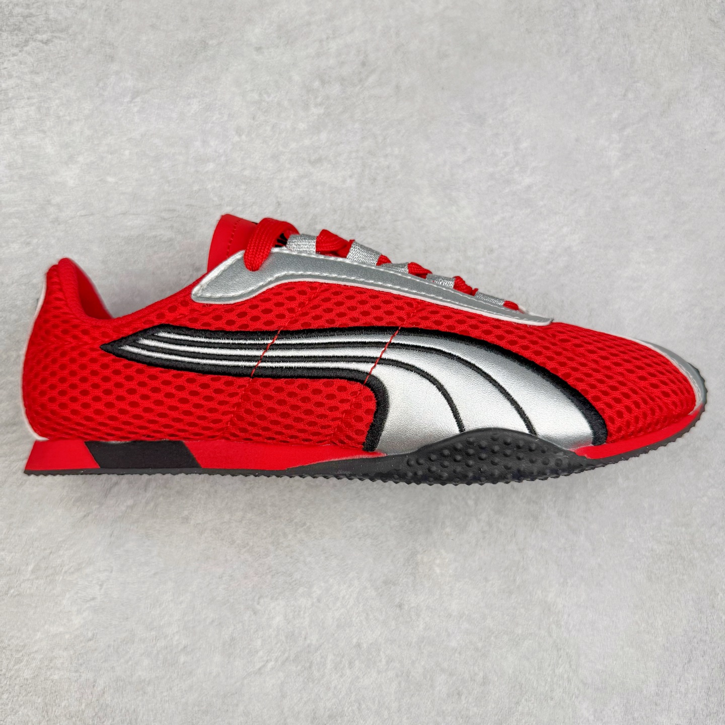 ＃TG特价福利 PUMA Speedca OG 彪马极速赛车系列低帮德训风拼接复古百搭休闲运动赛车鞋 鞋款从80、90年代赛车手所穿的防火赛车鞋为原型，鞋身线条模仿了赛车的流线廓形，体现了空气动力学原理的结构。简约流畅的外观，恰好又和贯穿其中的Formstrip Logo融合恰到好处，视觉上细节丰富且协调。本次Speedcat OG鞋款归来，最大看点自然式保留了窄版鞋型以及薄底构造。这两年各品牌鞋底越做越厚，Speedcat反其道而行之，上脚几乎无鞋底的效果带来耳目一新的视觉体验。鞋面依旧是以质感细腻的麂皮材质打造，并且大面积近乎全包裹的使用，复古味道也愈发浓烈。配色上更是将最原始的黑色和红色带回，向F1赛车队的标志性队服致敬。相信让各位一眼种草的更多是出挑的大红色，上脚即可瞬间点亮整体造型，在以球鞋为核心的OOTD中脱颖而出。而另一款黑色则是低调的万金油，彰显新潮个性的同时又不喧宾夺主，也是热爱简约系穿搭朋友的首选。 尺码：35.5 36 37 37.5 38 38.5 39 40 40.5 41 42 42.5 43 44 44.5 45-选品中心