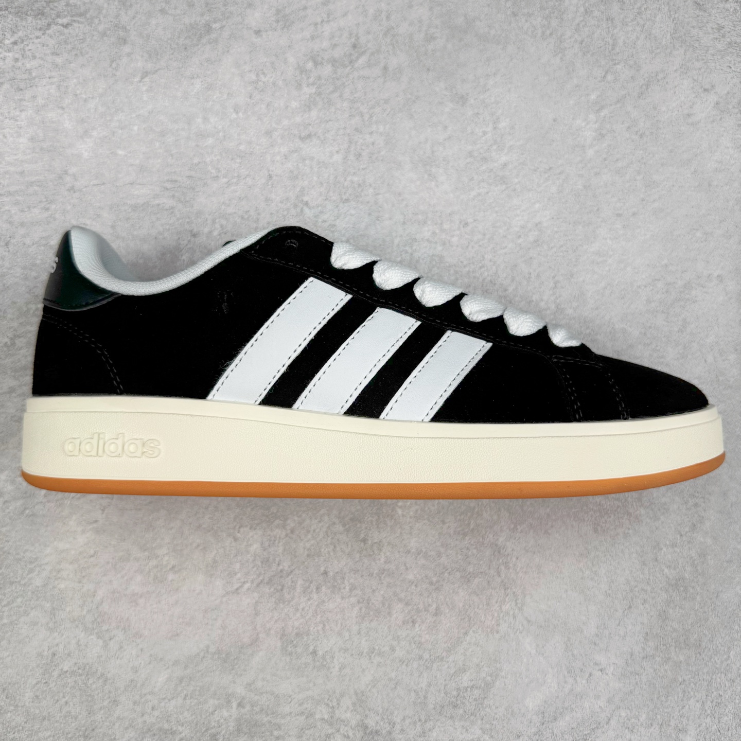 ADGRAND COURT ALPHA 三叶草休闲复古运动板鞋 经典侧面三道杠和鞋舌三道杠的标示彰显其身份 承载青春情怀的板鞋 品牌辨识度清晰 舒适百搭防滑耐磨 尺码:36 36.5 37.5 38 38.5 39 40 40.5 41 42 42.5 43 44 44.5 45-选品中心