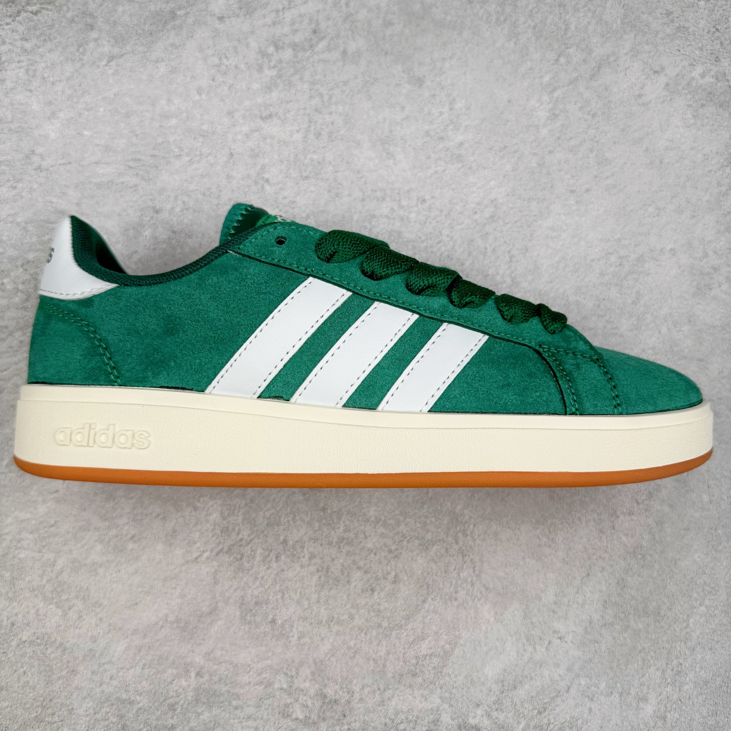 ADGRAND COURT ALPHA 三叶草休闲复古运动板鞋 经典侧面三道杠和鞋舌三道杠的标示彰显其身份 承载青春情怀的板鞋 品牌辨识度清晰 舒适百搭防滑耐磨 尺码：36 36.5 37.5 38 38.5 39 40 40.5 41 42 42.5 43 44 44.5 45-选品中心