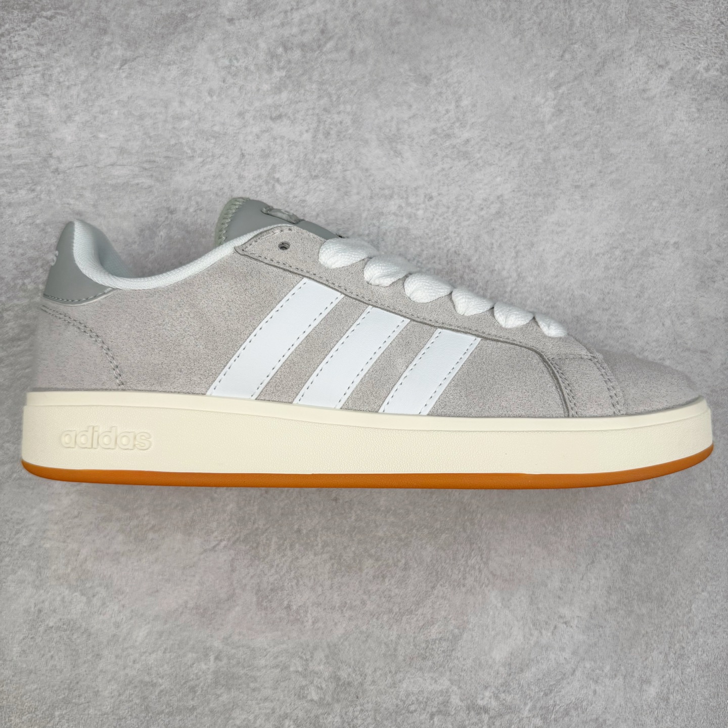 ADGRAND COURT ALPHA 三叶草休闲复古运动板鞋 经典侧面三道杠和鞋舌三道杠的标示彰显其身份 承载青春情怀的板鞋 品牌辨识度清晰 舒适百搭防滑耐磨 尺码:36 36.5 37.5 38 38.5 39 40 40.5 41 42 42.5 43 44 44.5 45-选品中心