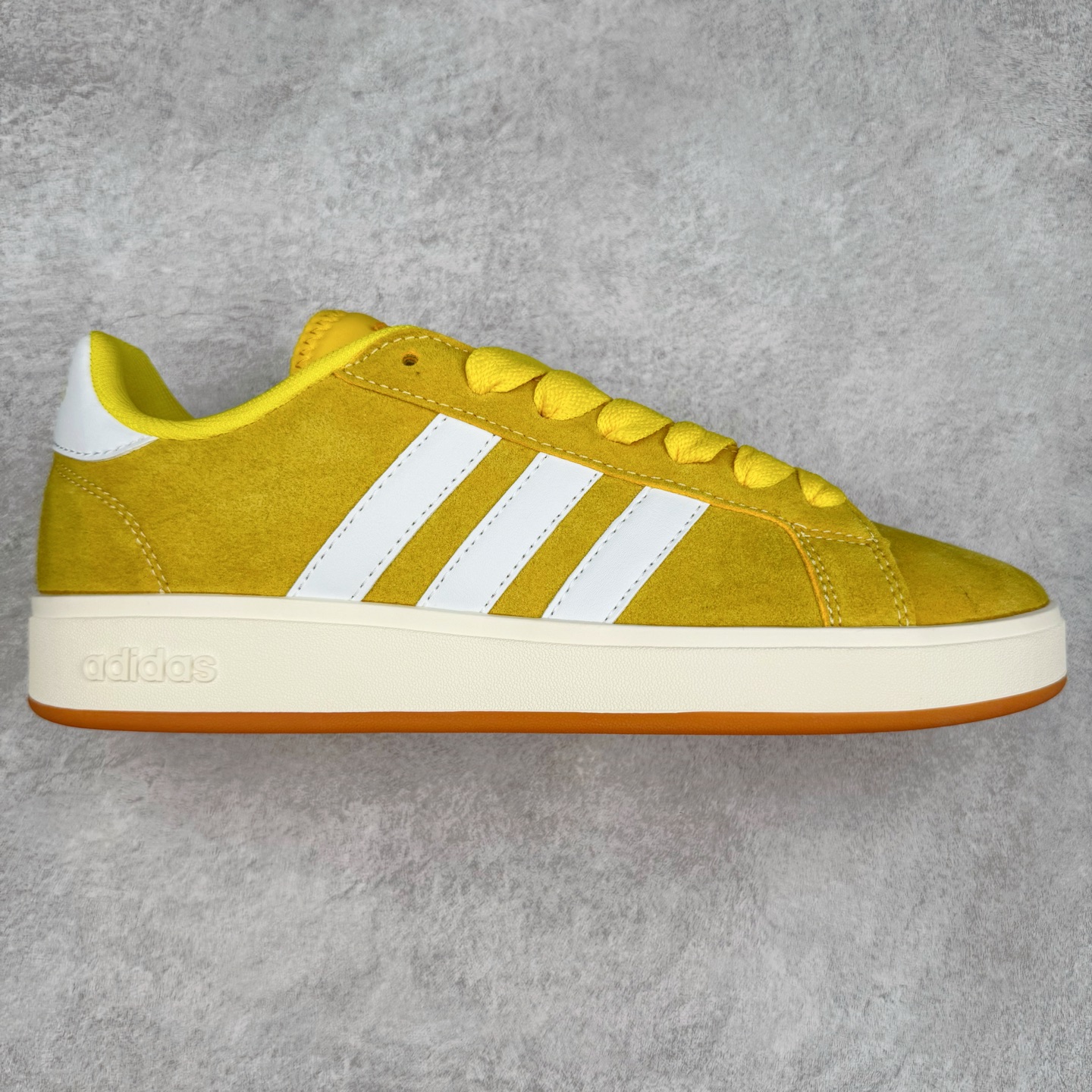 ADGRAND COURT ALPHA 三叶草休闲复古运动板鞋 经典侧面三道杠和鞋舌三道杠的标示彰显其身份 承载青春情怀的板鞋 品牌辨识度清晰 舒适百搭防滑耐磨 尺码：36 36.5 37.5 38 38.5 39 40 40.5 41 42 42.5 43 44 44.5 45-选品中心