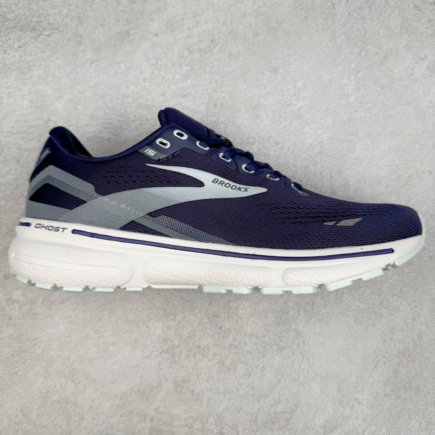Brooks布鲁克斯 Ghost 15 马拉松舒适百搭防滑耐磨低帮跑步鞋 Brooks 四大跑鞋之一 百年品牌 跑鞋从外形上基本就能判断这是一款速度跑鞋 简洁干练的外形结构和极强的运动流线型看着非常有速度感 上脚的第一感觉是非常轻 美码9码的鞋单只206g不到 从个人偏好来说 200g左右的竞速鞋最具安全感 鞋面采用单层网布 很薄 前掌使用了大量开放式网眼 排气直接快速 透气性上乘 鞋舌也是轻量化设计 仅为一层麂皮 和脚背完美贴合 鞋舌中央有个防偏穿孔 从实际穿着来看 通常鞋舌都是外偏 如果是防偏穿孔位于中心 防偏效果其实并不十分有效 如果采用趋外侧的偏心设计更有效 鞋帮泡棉填充量不大 但非常紧凑 贴合舒适 包裹稳固 内置硬质TPU保证必要的稳定性 跑鞋中底采用的是DNA FLASH科技材料 DNA FLASH中底科技 是Brooks第一款将氮气注入中底的创新科技 主要原理是借助“超临界流体”发泡技术 将液态氮稳定的转化为气态氮 并使其均匀地形成无数紧密贴合的密闭式气囊结构 尺码：36 36.5 37.5 38 38.5 39 40 40.5 41 42 42.5 43 44 44.5 45 46-选品中心