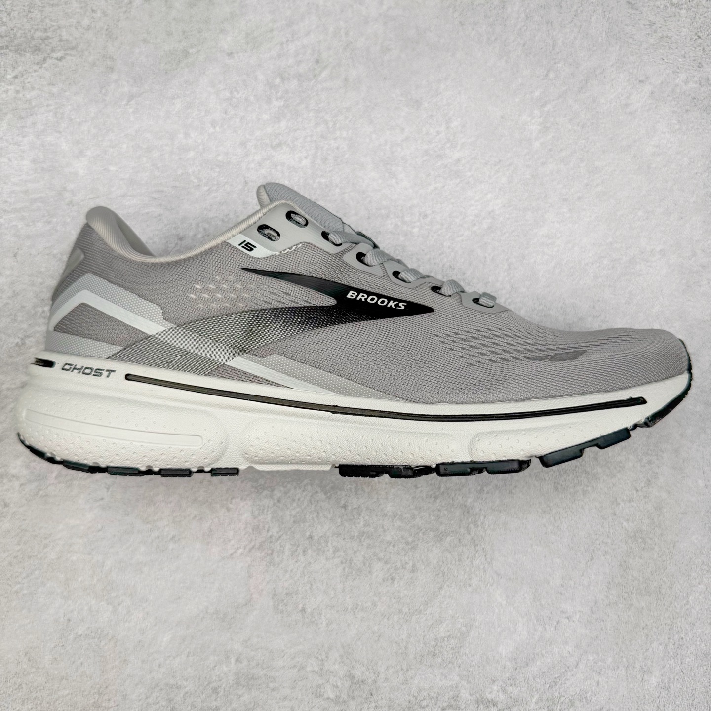 Brooks布鲁克斯 Ghost 15 马拉松舒适百搭防滑耐磨低帮跑步鞋 Brooks 四大跑鞋之一 百年品牌 跑鞋从外形上基本就能判断这是一款速度跑鞋 简洁干练的外形结构和极强的运动流线型看着非常有速度感 上脚的第一感觉是非常轻 美码9码的鞋单只206g不到 从个人偏好来说 200g左右的竞速鞋最具安全感 鞋面采用单层网布 很薄 前掌使用了大量开放式网眼 排气直接快速 透气性上乘 鞋舌也是轻量化设计 仅为一层麂皮 和脚背完美贴合 鞋舌中央有个防偏穿孔 从实际穿着来看 通常鞋舌都是外偏 如果是防偏穿孔位于中心 防偏效果其实并不十分有效 如果采用趋外侧的偏心设计更有效 鞋帮泡棉填充量不大 但非常紧凑 贴合舒适 包裹稳固 内置硬质TPU保证必要的稳定性 跑鞋中底采用的是DNA FLASH科技材料 DNA FLASH中底科技 是Brooks第一款将氮气注入中底的创新科技 主要原理是借助“超临界流体”发泡技术 将液态氮稳定的转化为气态氮 并使其均匀地形成无数紧密贴合的密闭式气囊结构 尺码：36 36.5 37.5 38 38.5 39 40 40.5 41 42 42.5 43 44 44.5 45 46-选品中心