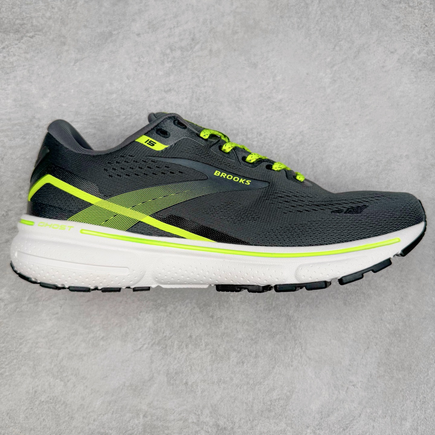 Brooks布鲁克斯 Ghost 15 马拉松舒适百搭防滑耐磨低帮跑步鞋 Brooks 四大跑鞋之一 百年品牌 跑鞋从外形上基本就能判断这是一款速度跑鞋 简洁干练的外形结构和极强的运动流线型看着非常有速度感 上脚的第一感觉是非常轻 美码9码的鞋单只206g不到 从个人偏好来说 200g左右的竞速鞋最具安全感 鞋面采用单层网布 很薄 前掌使用了大量开放式网眼 排气直接快速 透气性上乘 鞋舌也是轻量化设计 仅为一层麂皮 和脚背完美贴合 鞋舌中央有个防偏穿孔 从实际穿着来看 通常鞋舌都是外偏 如果是防偏穿孔位于中心 防偏效果其实并不十分有效 如果采用趋外侧的偏心设计更有效 鞋帮泡棉填充量不大 但非常紧凑 贴合舒适 包裹稳固 内置硬质TPU保证必要的稳定性 跑鞋中底采用的是DNA FLASH科技材料 DNA FLASH中底科技 是Brooks第一款将氮气注入中底的创新科技 主要原理是借助“超临界流体”发泡技术 将液态氮稳定的转化为气态氮 并使其均匀地形成无数紧密贴合的密闭式气囊结构 尺码：36 36.5 37.5 38 38.5 39 40 40.5 41 42 42.5 43 44 44.5 45 46-选品中心