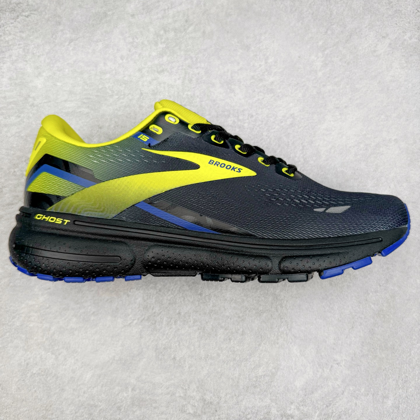 Brooks布鲁克斯 Ghost 15 马拉松舒适百搭防滑耐磨低帮跑步鞋 Brooks 四大跑鞋之一 百年品牌 跑鞋从外形上基本就能判断这是一款速度跑鞋 简洁干练的外形结构和极强的运动流线型看着非常有速度感 上脚的第一感觉是非常轻 美码9码的鞋单只206g不到 从个人偏好来说 200g左右的竞速鞋最具安全感 鞋面采用单层网布 很薄 前掌使用了大量开放式网眼 排气直接快速 透气性上乘 鞋舌也是轻量化设计 仅为一层麂皮 和脚背完美贴合 鞋舌中央有个防偏穿孔 从实际穿着来看 通常鞋舌都是外偏 如果是防偏穿孔位于中心 防偏效果其实并不十分有效 如果采用趋外侧的偏心设计更有效 鞋帮泡棉填充量不大 但非常紧凑 贴合舒适 包裹稳固 内置硬质TPU保证必要的稳定性 跑鞋中底采用的是DNA FLASH科技材料 DNA FLASH中底科技 是Brooks第一款将氮气注入中底的创新科技 主要原理是借助“超临界流体”发泡技术 将液态氮稳定的转化为气态氮 并使其均匀地形成无数紧密贴合的密闭式气囊结构 尺码：36 36.5 37.5 38 38.5 39 40 40.5 41 42 42.5 43 44 44.5 45 46-选品中心