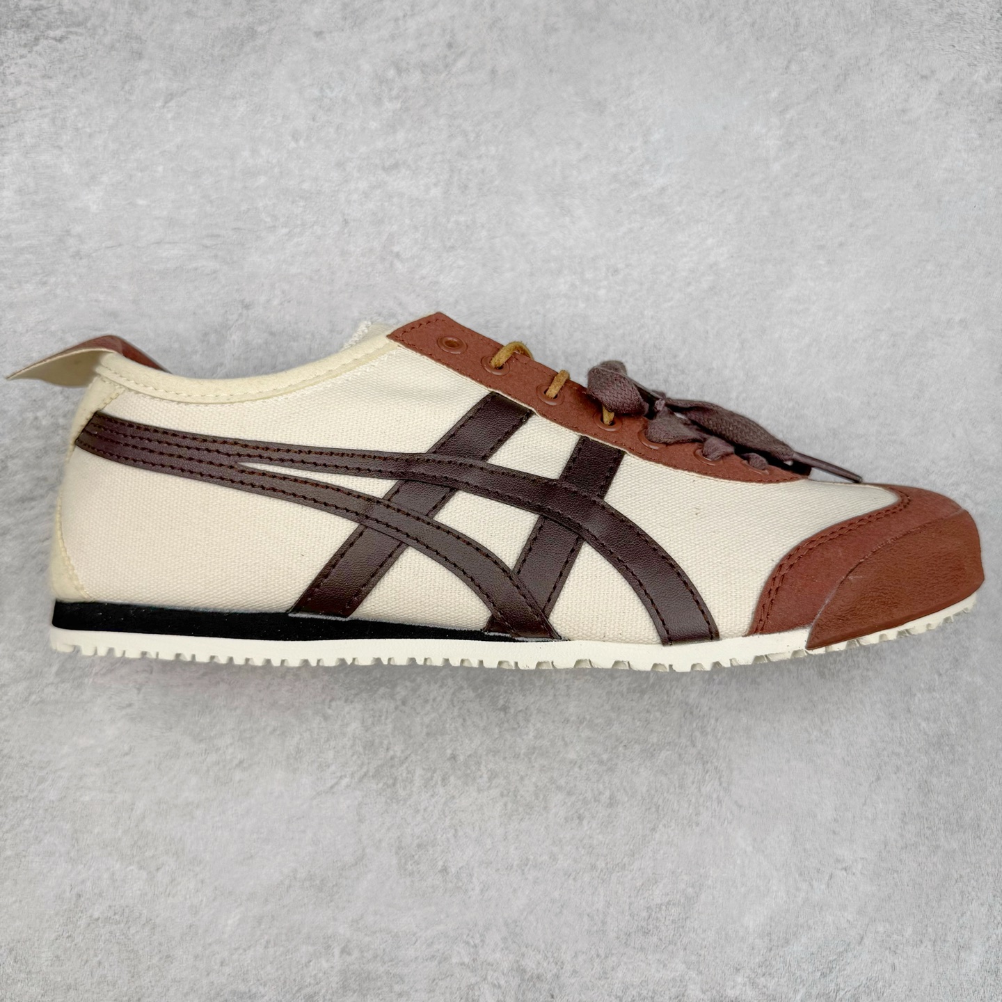 ＃C版 Asics Onitsuka Tiger MEXICO 66 亚瑟士鬼冢虎复古经典板鞋 CNY 龙年限定 白红 市场王者选手 海外订单工厂出品 长期生产补货永不断码 超成熟稳定的做工品控 原装全套纸板楦头开发 原汁原味 完美呈现版型 私模正确鞋底咬花纹路 一比一鞋头弧度高度鞋身弧度 绝不口嗨 细节品控鞋型随意秒杀市面 原档咬花纹路私模大底 一个单元有六个三角形 总体形拼接呈现花瓣状 官方四联吊牌 原装Ortholite轻量化鞋垫 原盒原配 质保卡 说明书 钢印防尘纸 纸板中底带钢印 乳胶组合鞋垫 支持全方位的对比专柜 产品从款式颜色造型上体现出追求舒适和细节的完美 鞋类更是推崇手工制作的严谨与完美 融舒适性与可穿性的设计风格 注重细节的完美和别致魅力 既保持稳重 又不失轻松的时尚感 尺码：36 37 37.5 38 39 39.5 40 40.5 41.5 42 42.5 43.5 44 45-选品中心