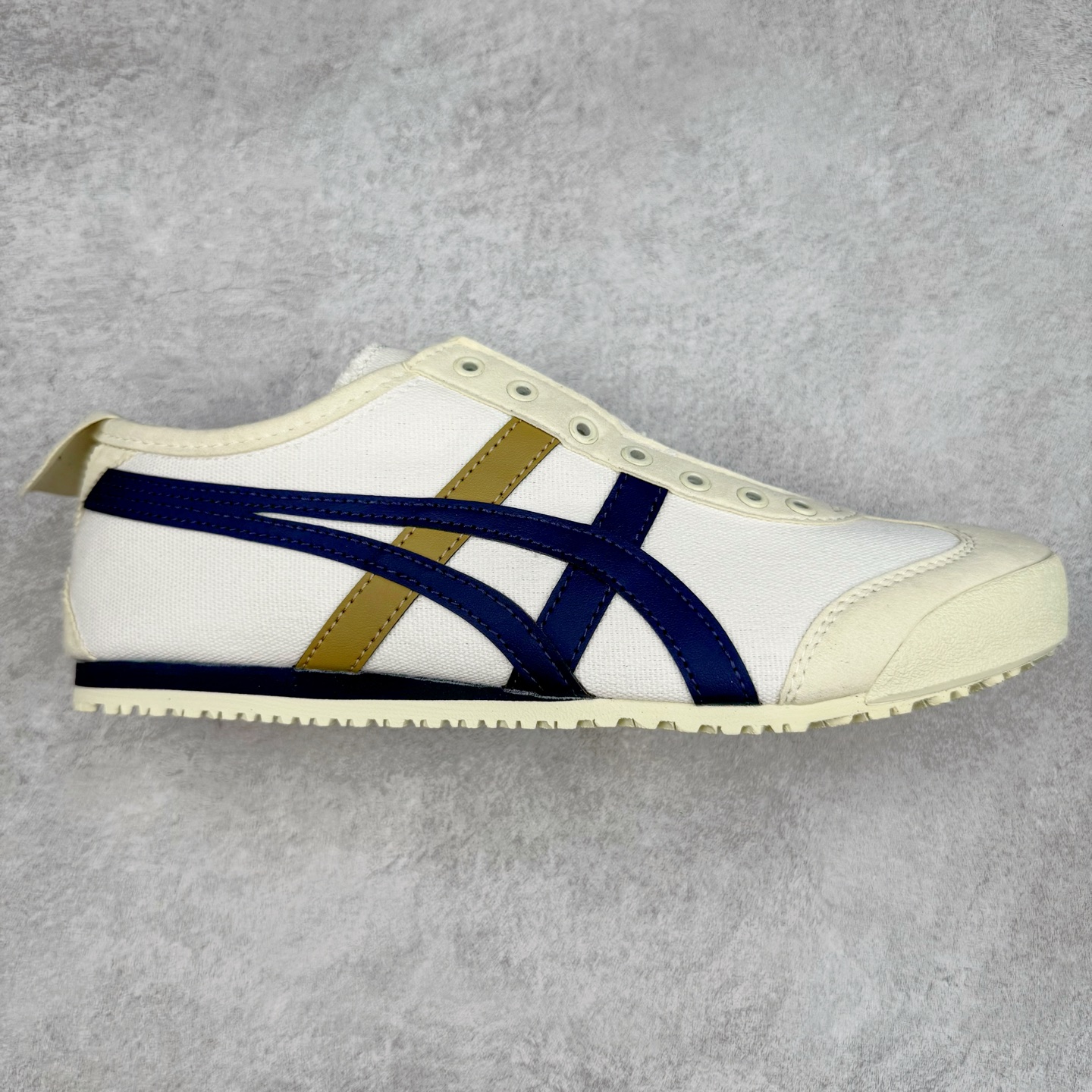 ＃C版 Asics Onitsuka Tiger MEXICO 66 亚瑟士鬼冢虎复古经典板鞋 CNY 龙年限定 白红 市场王者选手 海外订单工厂出品 长期生产补货永不断码 超成熟稳定的做工品控 原装全套纸板楦头开发 原汁原味 完美呈现版型 私模正确鞋底咬花纹路 一比一鞋头弧度高度鞋身弧度 绝不口嗨 细节品控鞋型随意秒杀市面 原档咬花纹路私模大底 一个单元有六个三角形 总体形拼接呈现花瓣状 官方四联吊牌 原装Ortholite轻量化鞋垫 原盒原配 质保卡 说明书 钢印防尘纸 纸板中底带钢印 乳胶组合鞋垫 支持全方位的对比专柜 产品从款式颜色造型上体现出追求舒适和细节的完美 鞋类更是推崇手工制作的严谨与完美 融舒适性与可穿性的设计风格 注重细节的完美和别致魅力 既保持稳重 又不失轻松的时尚感 尺码：36 37 37.5 38 39 39.5 40 40.5 41.5 42 42.5 43.5 44 45-选品中心