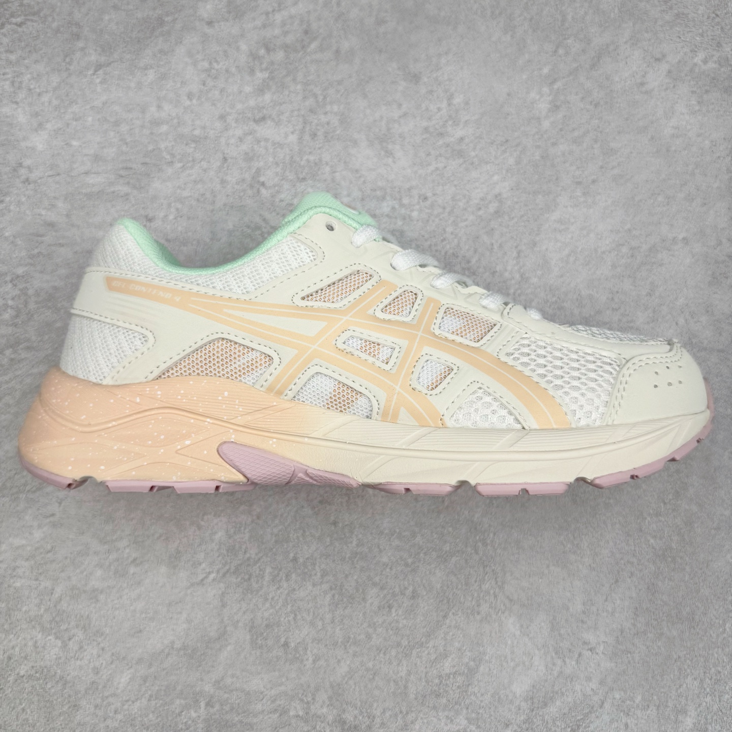 Asics Gel-Contend 亚瑟士抗衡4代低帮城市休闲运动跑步鞋 专业的运动科技 出色的缓冲性能 带来舒适的跑步体验 鞋面采用三明治网布 透气性非常出色 鞋舌带有偏向外侧设计 固定鞋舌防止外倾 内里海绵加透气的BK网布 加强脚部的包覆感 Rearfoot Gel后置凝胶能提供出色的缓冲性能 中底采用补强结构 能有效防止运动中的长时间扭动造成足弓变形 缓解足部疲劳 防滑耐磨橡胶大底 具有较强抓地性 适合慢跑和中等强度训练穿着 后跟内置GEL胶提供更加充分的冲击防护 鞋身外侧反光设计元素 在夜间增强保护性能 尺码：35 36 36.5 37 38 38.5 39 40 40.5 41 42 42.5 43 44 45-选品中心