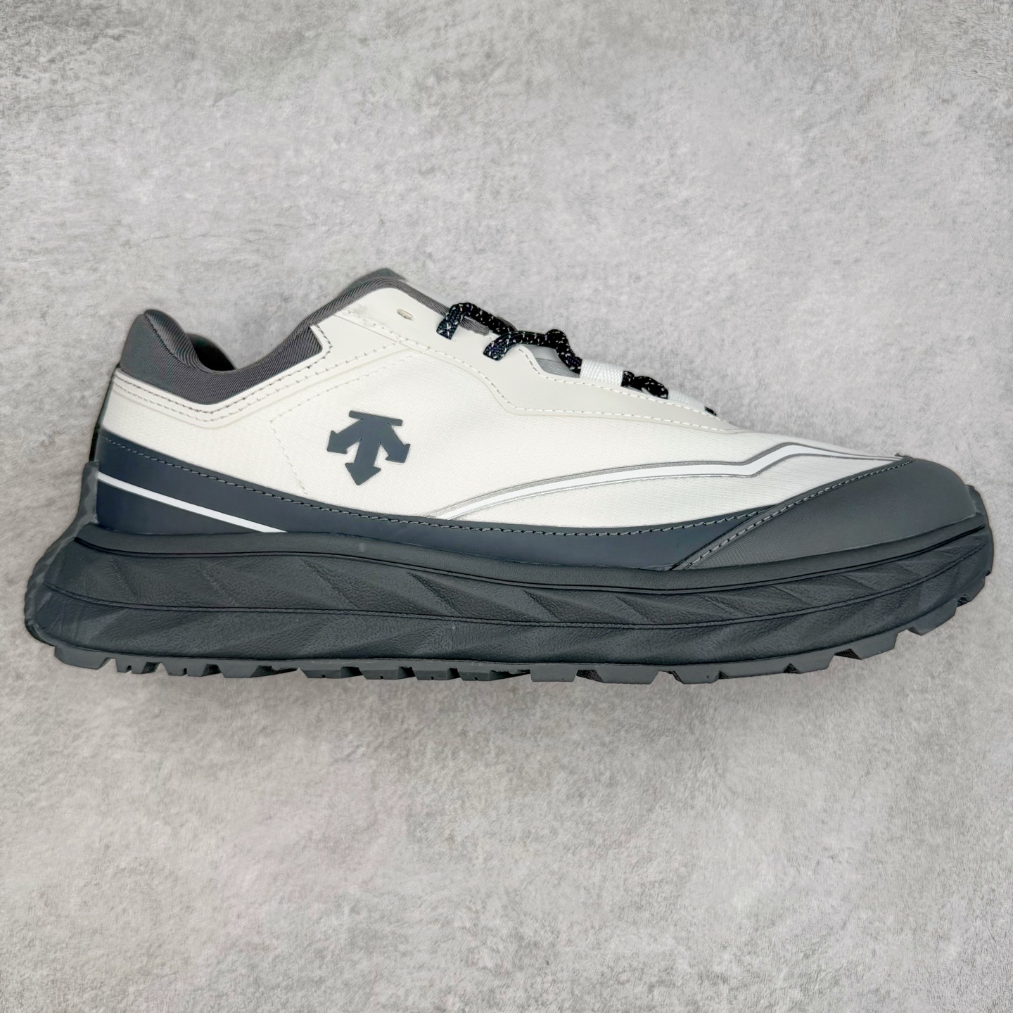 DESCENTE Terrain D 迪桑特舒适柔软防滑耐磨低帮生活休闲鞋 DESCENTE（迪桑特）创立于1935年，品牌名取自法语词汇，意为“滑降”。品牌箭头标识代表滑雪的三种技术“高速直线滑行”、“穿越”和“侧滑”，也寓意品牌在打造高端专业运动产品中不断追求完美的创新精神，致力于成为中国高端专业滑雪、综训、女子、铁人三项、高尔夫的第一品牌。尺码：39 40 40.5 41 42 42.5 43 44 44.5 45-选品中心