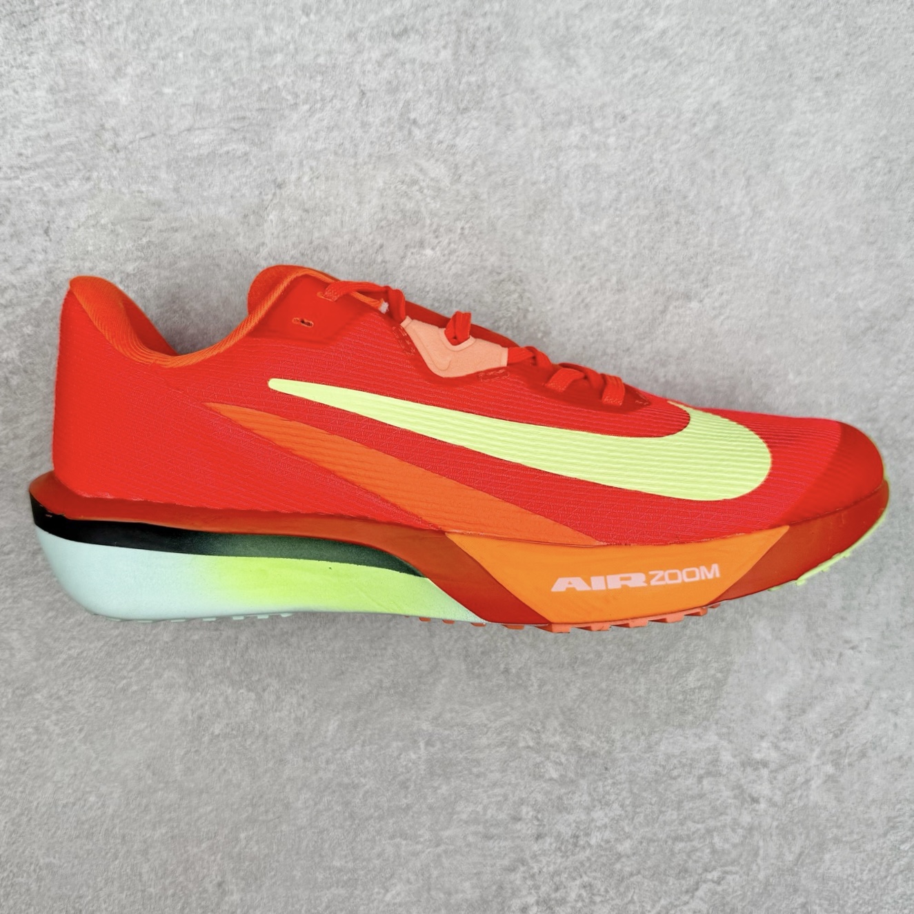 NK AIR Zoom RIVALFLY FK4代系列轻量飞织低帮休闲运动慢跑鞋 整体设计采用流线型的轻质工程网眼材质构成鞋面 并与其他 Running 旗舰鞋款同样搭载全脚掌 ZoomX 缓冲中底 搭配 Pebax 物料与橡胶外底 ZoomX StreakFly 首发配色以Prototype呈现 其灵感是来自开发期间的磨损测试 透过编号的标记与内侧的预期跑步距离突出研发过程 货号：FV6040-002 尺码：36 36.5 37.5 38 38.5 39 40 40.5 41 42 42.5 43 44 44.5 45-选品中心