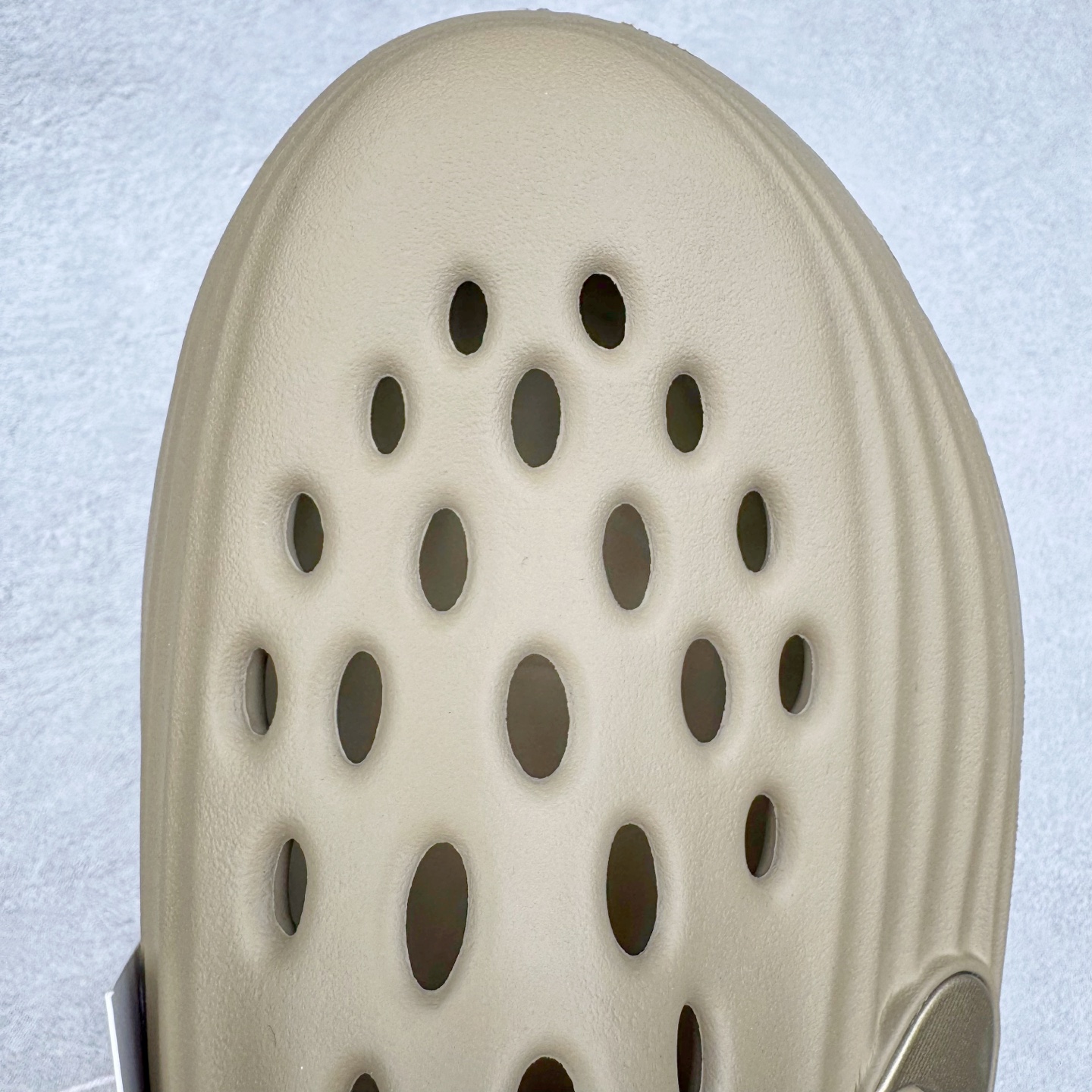 图片[13]-＃Lw纯原 NK ReactX Rejuven8 简约舒适百搭洞洞鞋 FV5060-200 重金购入原鞋及原档案磨具生产指令开发 唯一正确组合大底 组合侧面Logo 鞋头不过分上翘 后跟Logo 凹凸明显 轮廓分明 LOGO内侧钢印清晰工整 原厂磨具全鞋无多余毛边 同源公司EVA粒子环保塑料 原厂指令配方 无任何异味 弹性卡色均保持原鞋一致 匠心打造 鞋口弧度大小 鞋面色泽质感同步原鞋 LOGO内侧钢印清晰工整 从名字就能看出，这款鞋搭载了React X缓震科技，保证了舒适的脚感和轻盈的穿着体验。设计上，这双鞋采用了近几年非常流行的洞洞鞋风格，但特别之处在于加入了波浪纹路细节，让整个鞋型看起来更有立体感，视觉上也增添了几分现代感。尺码：36 36.5 37.5 38 38.5 39 40 40.5 41 42 42.5 43 44 44.5 45 46.5 47.5 48.5-选品中心