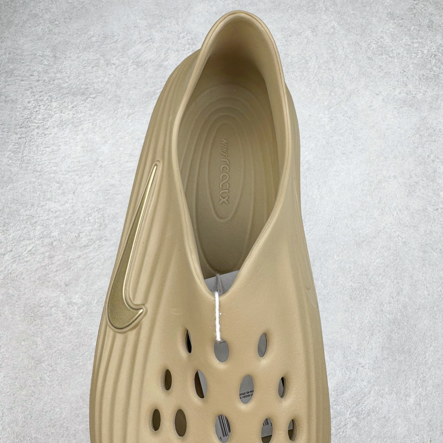 图片[5]-＃Lw纯原 NK ReactX Rejuven8 简约舒适百搭洞洞鞋 FV5060-200 重金购入原鞋及原档案磨具生产指令开发 唯一正确组合大底 组合侧面Logo 鞋头不过分上翘 后跟Logo 凹凸明显 轮廓分明 LOGO内侧钢印清晰工整 原厂磨具全鞋无多余毛边 同源公司EVA粒子环保塑料 原厂指令配方 无任何异味 弹性卡色均保持原鞋一致 匠心打造 鞋口弧度大小 鞋面色泽质感同步原鞋 LOGO内侧钢印清晰工整 从名字就能看出，这款鞋搭载了React X缓震科技，保证了舒适的脚感和轻盈的穿着体验。设计上，这双鞋采用了近几年非常流行的洞洞鞋风格，但特别之处在于加入了波浪纹路细节，让整个鞋型看起来更有立体感，视觉上也增添了几分现代感。尺码：36 36.5 37.5 38 38.5 39 40 40.5 41 42 42.5 43 44 44.5 45 46.5 47.5 48.5-选品中心