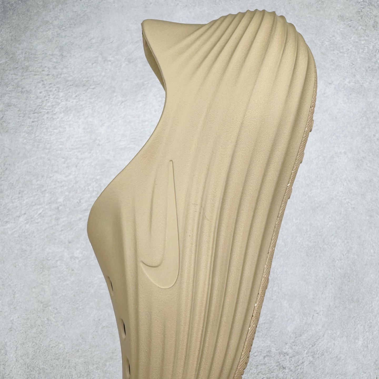 图片[7]-＃Lw纯原 NK ReactX Rejuven8 简约舒适百搭洞洞鞋 FV5060-200 重金购入原鞋及原档案磨具生产指令开发 唯一正确组合大底 组合侧面Logo 鞋头不过分上翘 后跟Logo 凹凸明显 轮廓分明 LOGO内侧钢印清晰工整 原厂磨具全鞋无多余毛边 同源公司EVA粒子环保塑料 原厂指令配方 无任何异味 弹性卡色均保持原鞋一致 匠心打造 鞋口弧度大小 鞋面色泽质感同步原鞋 LOGO内侧钢印清晰工整 从名字就能看出，这款鞋搭载了React X缓震科技，保证了舒适的脚感和轻盈的穿着体验。设计上，这双鞋采用了近几年非常流行的洞洞鞋风格，但特别之处在于加入了波浪纹路细节，让整个鞋型看起来更有立体感，视觉上也增添了几分现代感。尺码：36 36.5 37.5 38 38.5 39 40 40.5 41 42 42.5 43 44 44.5 45 46.5 47.5 48.5-选品中心