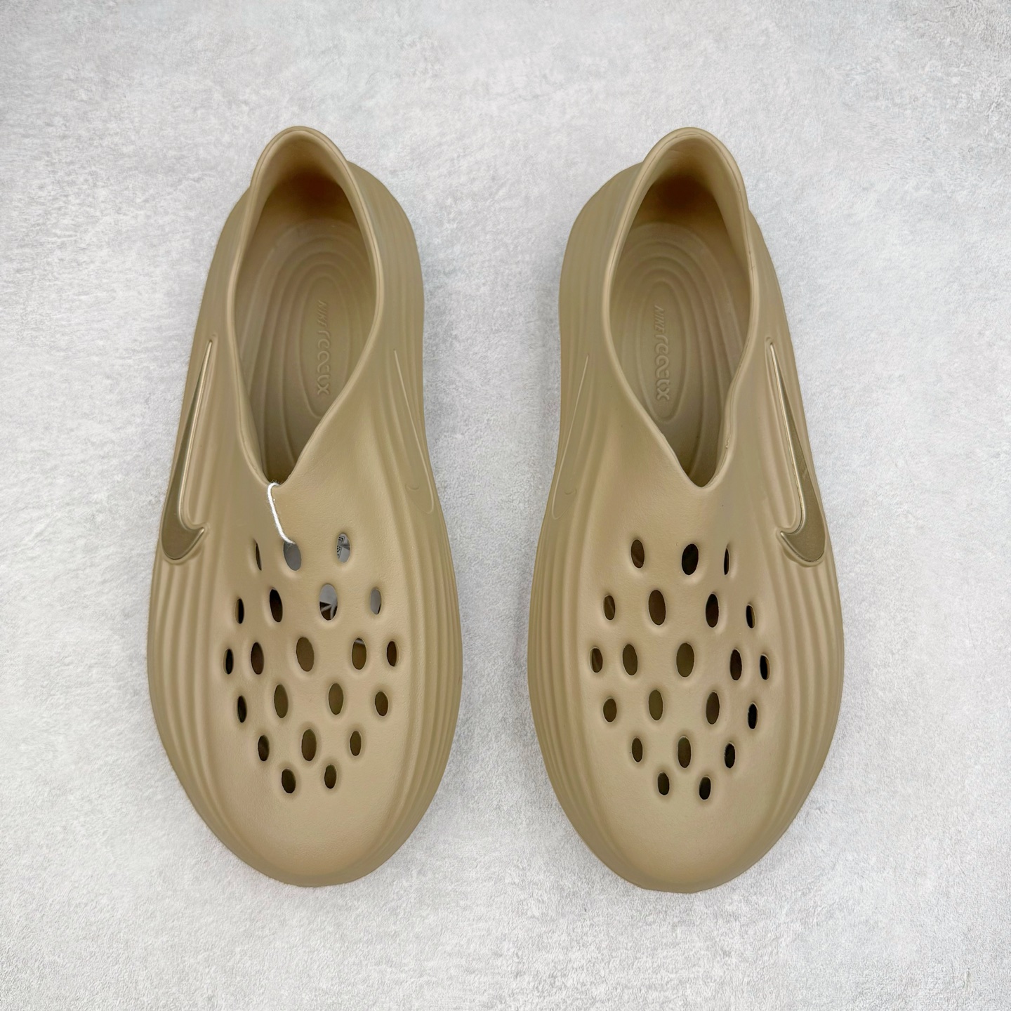 图片[2]-＃Lw纯原 NK ReactX Rejuven8 简约舒适百搭洞洞鞋 FV5060-200 重金购入原鞋及原档案磨具生产指令开发 唯一正确组合大底 组合侧面Logo 鞋头不过分上翘 后跟Logo 凹凸明显 轮廓分明 LOGO内侧钢印清晰工整 原厂磨具全鞋无多余毛边 同源公司EVA粒子环保塑料 原厂指令配方 无任何异味 弹性卡色均保持原鞋一致 匠心打造 鞋口弧度大小 鞋面色泽质感同步原鞋 LOGO内侧钢印清晰工整 从名字就能看出，这款鞋搭载了React X缓震科技，保证了舒适的脚感和轻盈的穿着体验。设计上，这双鞋采用了近几年非常流行的洞洞鞋风格，但特别之处在于加入了波浪纹路细节，让整个鞋型看起来更有立体感，视觉上也增添了几分现代感。尺码：36 36.5 37.5 38 38.5 39 40 40.5 41 42 42.5 43 44 44.5 45 46.5 47.5 48.5-选品中心