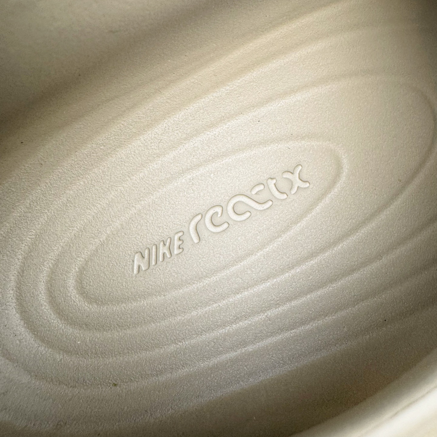 图片[11]-＃Lw纯原 NK ReactX Rejuven8 简约舒适百搭洞洞鞋 FV5060-200 重金购入原鞋及原档案磨具生产指令开发 唯一正确组合大底 组合侧面Logo 鞋头不过分上翘 后跟Logo 凹凸明显 轮廓分明 LOGO内侧钢印清晰工整 原厂磨具全鞋无多余毛边 同源公司EVA粒子环保塑料 原厂指令配方 无任何异味 弹性卡色均保持原鞋一致 匠心打造 鞋口弧度大小 鞋面色泽质感同步原鞋 LOGO内侧钢印清晰工整 从名字就能看出，这款鞋搭载了React X缓震科技，保证了舒适的脚感和轻盈的穿着体验。设计上，这双鞋采用了近几年非常流行的洞洞鞋风格，但特别之处在于加入了波浪纹路细节，让整个鞋型看起来更有立体感，视觉上也增添了几分现代感。尺码：36 36.5 37.5 38 38.5 39 40 40.5 41 42 42.5 43 44 44.5 45 46.5 47.5 48.5-选品中心