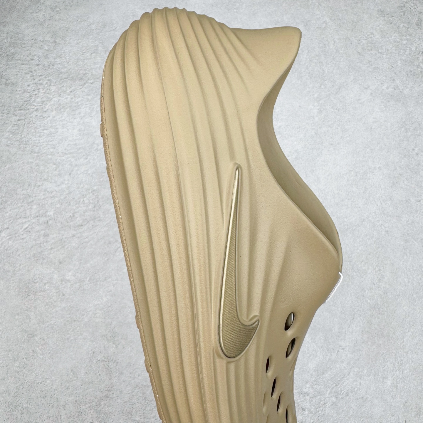 图片[6]-＃Lw纯原 NK ReactX Rejuven8 简约舒适百搭洞洞鞋 FV5060-200 重金购入原鞋及原档案磨具生产指令开发 唯一正确组合大底 组合侧面Logo 鞋头不过分上翘 后跟Logo 凹凸明显 轮廓分明 LOGO内侧钢印清晰工整 原厂磨具全鞋无多余毛边 同源公司EVA粒子环保塑料 原厂指令配方 无任何异味 弹性卡色均保持原鞋一致 匠心打造 鞋口弧度大小 鞋面色泽质感同步原鞋 LOGO内侧钢印清晰工整 从名字就能看出，这款鞋搭载了React X缓震科技，保证了舒适的脚感和轻盈的穿着体验。设计上，这双鞋采用了近几年非常流行的洞洞鞋风格，但特别之处在于加入了波浪纹路细节，让整个鞋型看起来更有立体感，视觉上也增添了几分现代感。尺码：36 36.5 37.5 38 38.5 39 40 40.5 41 42 42.5 43 44 44.5 45 46.5 47.5 48.5-选品中心