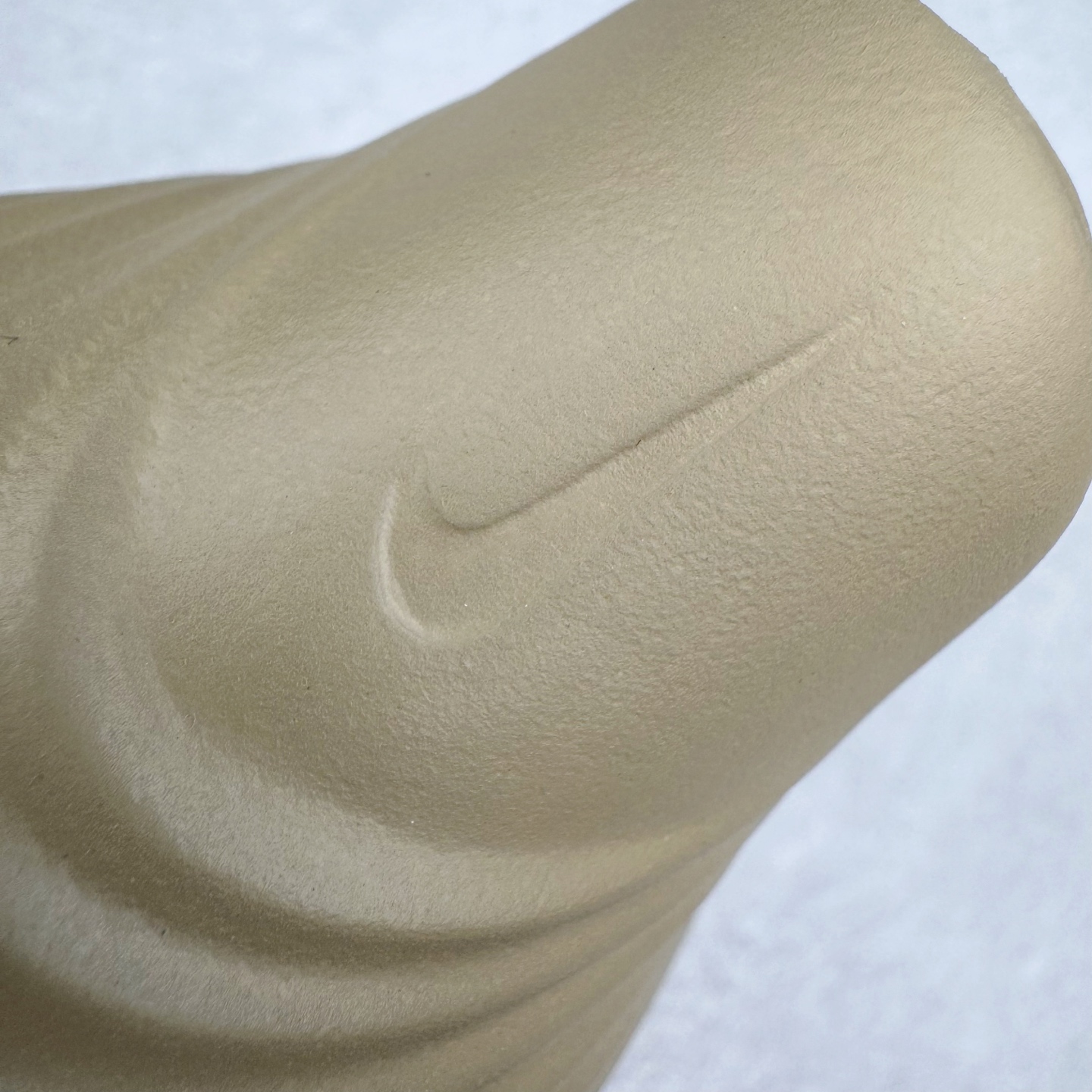 图片[17]-＃Lw纯原 NK ReactX Rejuven8 简约舒适百搭洞洞鞋 FV5060-200 重金购入原鞋及原档案磨具生产指令开发 唯一正确组合大底 组合侧面Logo 鞋头不过分上翘 后跟Logo 凹凸明显 轮廓分明 LOGO内侧钢印清晰工整 原厂磨具全鞋无多余毛边 同源公司EVA粒子环保塑料 原厂指令配方 无任何异味 弹性卡色均保持原鞋一致 匠心打造 鞋口弧度大小 鞋面色泽质感同步原鞋 LOGO内侧钢印清晰工整 从名字就能看出，这款鞋搭载了React X缓震科技，保证了舒适的脚感和轻盈的穿着体验。设计上，这双鞋采用了近几年非常流行的洞洞鞋风格，但特别之处在于加入了波浪纹路细节，让整个鞋型看起来更有立体感，视觉上也增添了几分现代感。尺码：36 36.5 37.5 38 38.5 39 40 40.5 41 42 42.5 43 44 44.5 45 46.5 47.5 48.5-选品中心