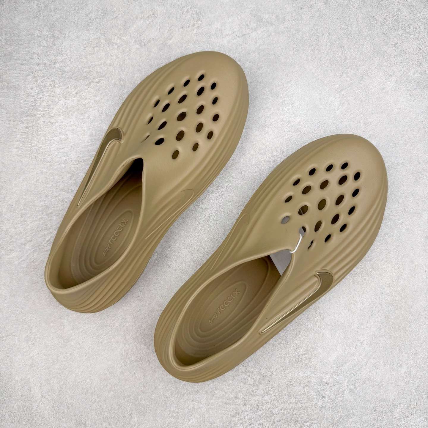 图片[3]-＃Lw纯原 NK ReactX Rejuven8 简约舒适百搭洞洞鞋 FV5060-200 重金购入原鞋及原档案磨具生产指令开发 唯一正确组合大底 组合侧面Logo 鞋头不过分上翘 后跟Logo 凹凸明显 轮廓分明 LOGO内侧钢印清晰工整 原厂磨具全鞋无多余毛边 同源公司EVA粒子环保塑料 原厂指令配方 无任何异味 弹性卡色均保持原鞋一致 匠心打造 鞋口弧度大小 鞋面色泽质感同步原鞋 LOGO内侧钢印清晰工整 从名字就能看出，这款鞋搭载了React X缓震科技，保证了舒适的脚感和轻盈的穿着体验。设计上，这双鞋采用了近几年非常流行的洞洞鞋风格，但特别之处在于加入了波浪纹路细节，让整个鞋型看起来更有立体感，视觉上也增添了几分现代感。尺码：36 36.5 37.5 38 38.5 39 40 40.5 41 42 42.5 43 44 44.5 45 46.5 47.5 48.5-选品中心