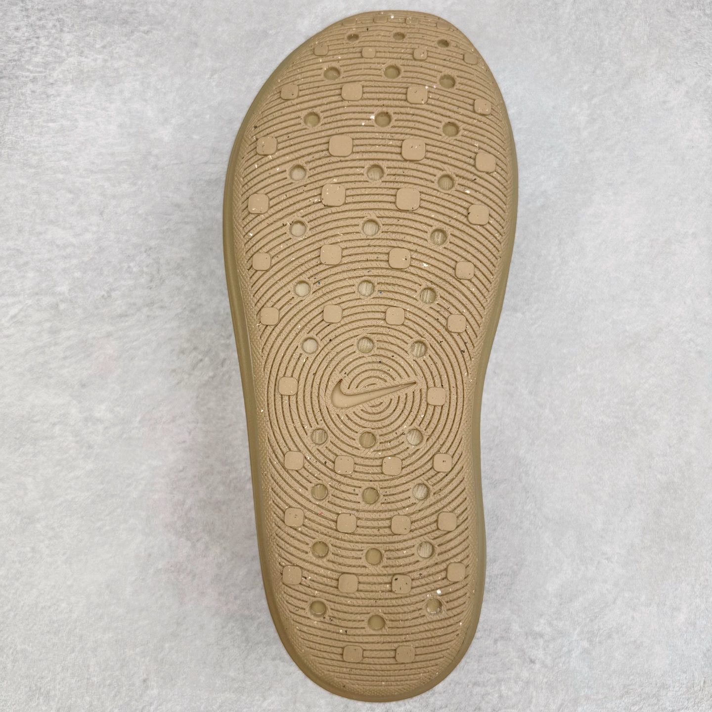 图片[9]-＃Lw纯原 NK ReactX Rejuven8 简约舒适百搭洞洞鞋 FV5060-200 重金购入原鞋及原档案磨具生产指令开发 唯一正确组合大底 组合侧面Logo 鞋头不过分上翘 后跟Logo 凹凸明显 轮廓分明 LOGO内侧钢印清晰工整 原厂磨具全鞋无多余毛边 同源公司EVA粒子环保塑料 原厂指令配方 无任何异味 弹性卡色均保持原鞋一致 匠心打造 鞋口弧度大小 鞋面色泽质感同步原鞋 LOGO内侧钢印清晰工整 从名字就能看出，这款鞋搭载了React X缓震科技，保证了舒适的脚感和轻盈的穿着体验。设计上，这双鞋采用了近几年非常流行的洞洞鞋风格，但特别之处在于加入了波浪纹路细节，让整个鞋型看起来更有立体感，视觉上也增添了几分现代感。尺码：36 36.5 37.5 38 38.5 39 40 40.5 41 42 42.5 43 44 44.5 45 46.5 47.5 48.5-选品中心