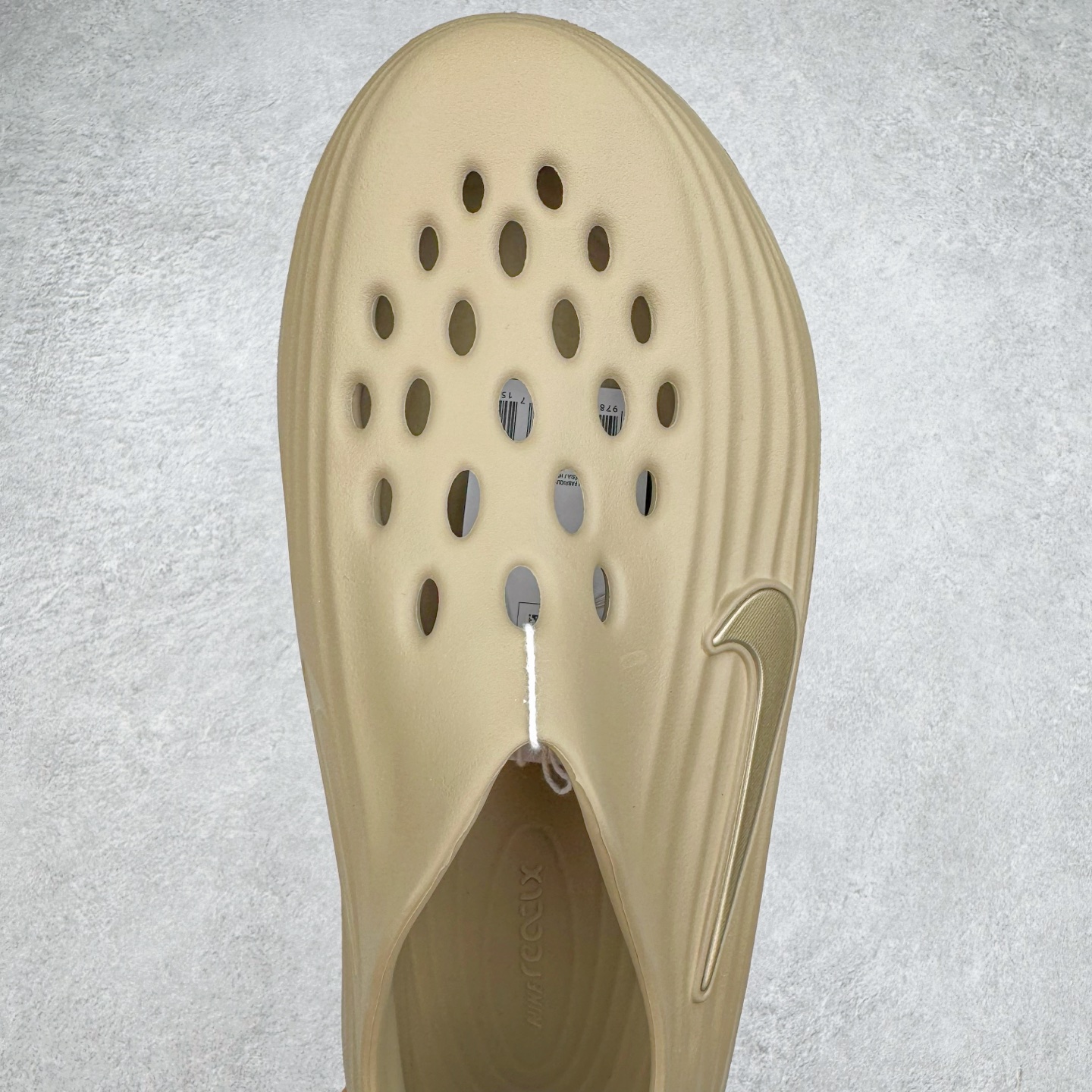 图片[4]-＃Lw纯原 NK ReactX Rejuven8 简约舒适百搭洞洞鞋 FV5060-200 重金购入原鞋及原档案磨具生产指令开发 唯一正确组合大底 组合侧面Logo 鞋头不过分上翘 后跟Logo 凹凸明显 轮廓分明 LOGO内侧钢印清晰工整 原厂磨具全鞋无多余毛边 同源公司EVA粒子环保塑料 原厂指令配方 无任何异味 弹性卡色均保持原鞋一致 匠心打造 鞋口弧度大小 鞋面色泽质感同步原鞋 LOGO内侧钢印清晰工整 从名字就能看出，这款鞋搭载了React X缓震科技，保证了舒适的脚感和轻盈的穿着体验。设计上，这双鞋采用了近几年非常流行的洞洞鞋风格，但特别之处在于加入了波浪纹路细节，让整个鞋型看起来更有立体感，视觉上也增添了几分现代感。尺码：36 36.5 37.5 38 38.5 39 40 40.5 41 42 42.5 43 44 44.5 45 46.5 47.5 48.5-选品中心