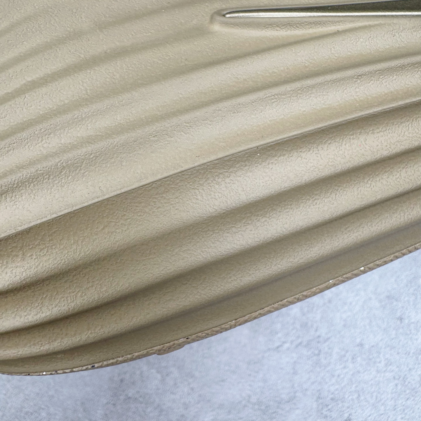 图片[14]-＃Lw纯原 NK ReactX Rejuven8 简约舒适百搭洞洞鞋 FV5060-200 重金购入原鞋及原档案磨具生产指令开发 唯一正确组合大底 组合侧面Logo 鞋头不过分上翘 后跟Logo 凹凸明显 轮廓分明 LOGO内侧钢印清晰工整 原厂磨具全鞋无多余毛边 同源公司EVA粒子环保塑料 原厂指令配方 无任何异味 弹性卡色均保持原鞋一致 匠心打造 鞋口弧度大小 鞋面色泽质感同步原鞋 LOGO内侧钢印清晰工整 从名字就能看出，这款鞋搭载了React X缓震科技，保证了舒适的脚感和轻盈的穿着体验。设计上，这双鞋采用了近几年非常流行的洞洞鞋风格，但特别之处在于加入了波浪纹路细节，让整个鞋型看起来更有立体感，视觉上也增添了几分现代感。尺码：36 36.5 37.5 38 38.5 39 40 40.5 41 42 42.5 43 44 44.5 45 46.5 47.5 48.5-选品中心