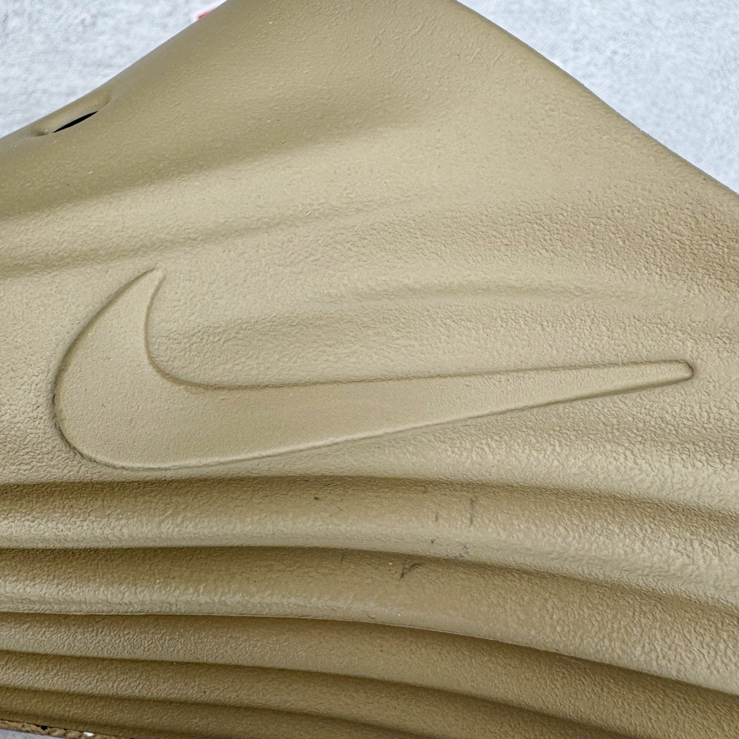 图片[12]-＃Lw纯原 NK ReactX Rejuven8 简约舒适百搭洞洞鞋 FV5060-200 重金购入原鞋及原档案磨具生产指令开发 唯一正确组合大底 组合侧面Logo 鞋头不过分上翘 后跟Logo 凹凸明显 轮廓分明 LOGO内侧钢印清晰工整 原厂磨具全鞋无多余毛边 同源公司EVA粒子环保塑料 原厂指令配方 无任何异味 弹性卡色均保持原鞋一致 匠心打造 鞋口弧度大小 鞋面色泽质感同步原鞋 LOGO内侧钢印清晰工整 从名字就能看出，这款鞋搭载了React X缓震科技，保证了舒适的脚感和轻盈的穿着体验。设计上，这双鞋采用了近几年非常流行的洞洞鞋风格，但特别之处在于加入了波浪纹路细节，让整个鞋型看起来更有立体感，视觉上也增添了几分现代感。尺码：36 36.5 37.5 38 38.5 39 40 40.5 41 42 42.5 43 44 44.5 45 46.5 47.5 48.5-选品中心