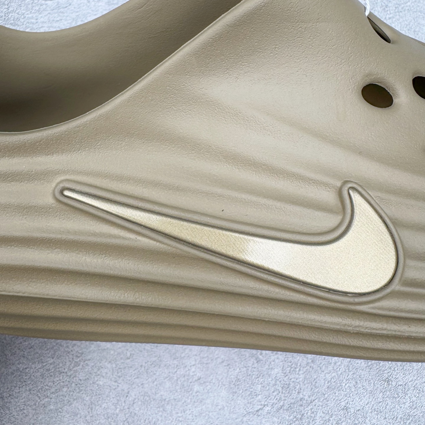 图片[15]-＃Lw纯原 NK ReactX Rejuven8 简约舒适百搭洞洞鞋 FV5060-200 重金购入原鞋及原档案磨具生产指令开发 唯一正确组合大底 组合侧面Logo 鞋头不过分上翘 后跟Logo 凹凸明显 轮廓分明 LOGO内侧钢印清晰工整 原厂磨具全鞋无多余毛边 同源公司EVA粒子环保塑料 原厂指令配方 无任何异味 弹性卡色均保持原鞋一致 匠心打造 鞋口弧度大小 鞋面色泽质感同步原鞋 LOGO内侧钢印清晰工整 从名字就能看出，这款鞋搭载了React X缓震科技，保证了舒适的脚感和轻盈的穿着体验。设计上，这双鞋采用了近几年非常流行的洞洞鞋风格，但特别之处在于加入了波浪纹路细节，让整个鞋型看起来更有立体感，视觉上也增添了几分现代感。尺码：36 36.5 37.5 38 38.5 39 40 40.5 41 42 42.5 43 44 44.5 45 46.5 47.5 48.5-选品中心