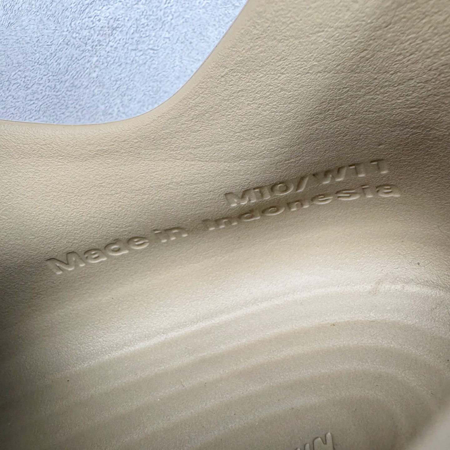 图片[10]-＃Lw纯原 NK ReactX Rejuven8 简约舒适百搭洞洞鞋 FV5060-200 重金购入原鞋及原档案磨具生产指令开发 唯一正确组合大底 组合侧面Logo 鞋头不过分上翘 后跟Logo 凹凸明显 轮廓分明 LOGO内侧钢印清晰工整 原厂磨具全鞋无多余毛边 同源公司EVA粒子环保塑料 原厂指令配方 无任何异味 弹性卡色均保持原鞋一致 匠心打造 鞋口弧度大小 鞋面色泽质感同步原鞋 LOGO内侧钢印清晰工整 从名字就能看出，这款鞋搭载了React X缓震科技，保证了舒适的脚感和轻盈的穿着体验。设计上，这双鞋采用了近几年非常流行的洞洞鞋风格，但特别之处在于加入了波浪纹路细节，让整个鞋型看起来更有立体感，视觉上也增添了几分现代感。尺码：36 36.5 37.5 38 38.5 39 40 40.5 41 42 42.5 43 44 44.5 45 46.5 47.5 48.5-选品中心