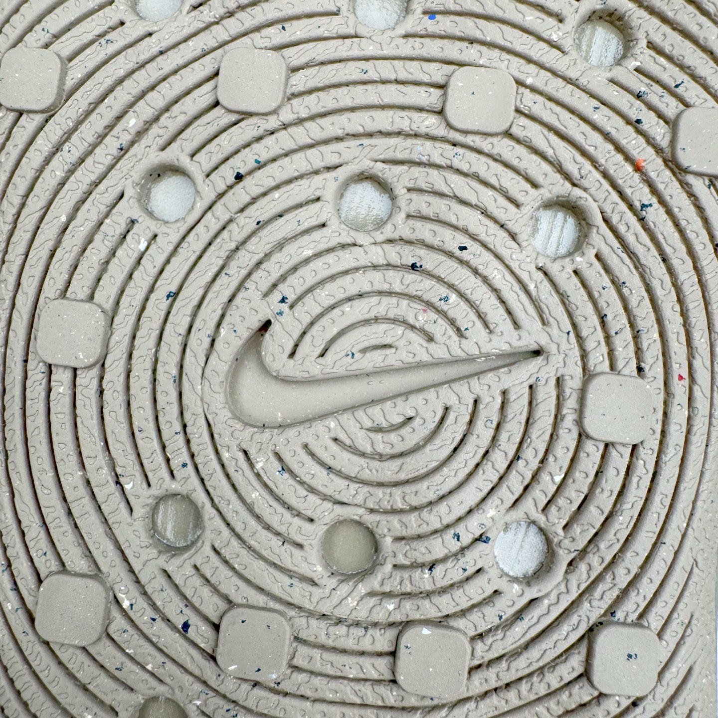 图片[16]-＃Lw纯原 NK ReactX Rejuven8 简约舒适百搭洞洞鞋 FV5060-200 重金购入原鞋及原档案磨具生产指令开发 唯一正确组合大底 组合侧面Logo 鞋头不过分上翘 后跟Logo 凹凸明显 轮廓分明 LOGO内侧钢印清晰工整 原厂磨具全鞋无多余毛边 同源公司EVA粒子环保塑料 原厂指令配方 无任何异味 弹性卡色均保持原鞋一致 匠心打造 鞋口弧度大小 鞋面色泽质感同步原鞋 LOGO内侧钢印清晰工整 从名字就能看出，这款鞋搭载了React X缓震科技，保证了舒适的脚感和轻盈的穿着体验。设计上，这双鞋采用了近几年非常流行的洞洞鞋风格，但特别之处在于加入了波浪纹路细节，让整个鞋型看起来更有立体感，视觉上也增添了几分现代感。尺码：36 36.5 37.5 38 38.5 39 40 40.5 41 42 42.5 43 44 44.5 45 46.5 47.5 48.5-选品中心